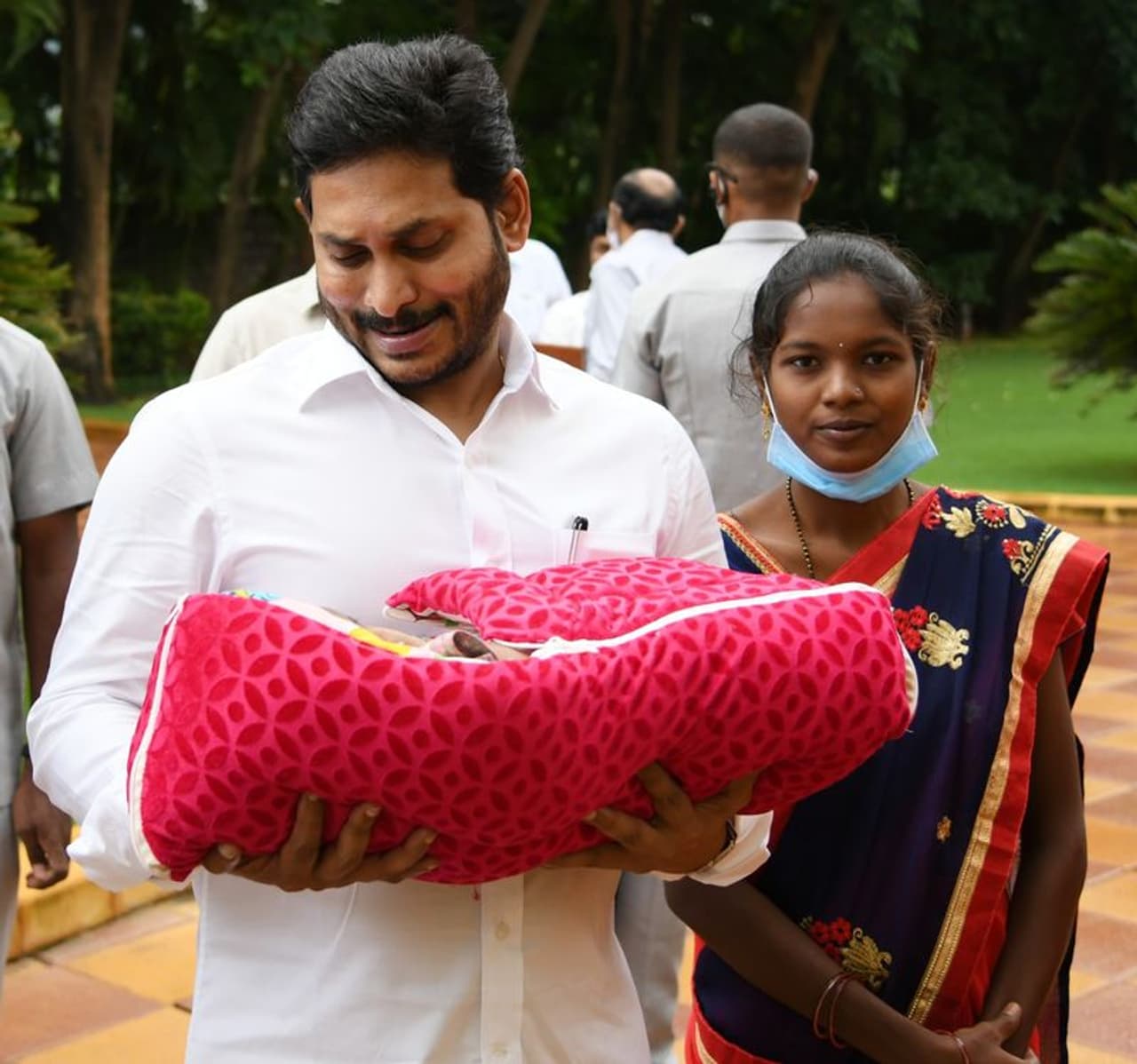 <p>కడప: ఆంధ్ర ప్రదేశ్ ముఖ్యమంత్రి జగన్మోహన్ రెడ్డి మరోసారి ప్రజా నాయకుడినని నిరూపించుకున్నాడు. గతంలో ఓదార్పు యాత్ర పేరిట ప్రజలకు దగ్గనయిన ఆయన ముఖ్యమంత్రి పదవిని అధిరోహించిన తర్వాత కూడా ప్రజాసేవను విస్మరించలేదు. ఇలా అతి సామాన్య కుటుంబంలో పుట్టిన ఓ పసిబిడ్డను తన చేతుల్లోకి తీసుకుని మరోసారి ప్రజానాయకుడినని నిరూపించుకున్నారు జగన్మోహన్ రెడ్డి. </p> <p>కడప: ఆంధ్ర ప్రదేశ్ ముఖ్యమంత్రి జగన్మోహన్ రెడ్డి మరోసారి ప్రజా నాయకుడినని నిరూపించుకున్నాడు. గతంలో ఓదార్పు యాత్ర పేరిట ప్రజలకు దగ్గనయిన ఆయన ముఖ్యమంత్రి పదవిని అధిరోహించిన తర్వాత కూడా ప్రజాసేవను విస్మరించలేదు. ఇలా అతి సామాన్య కుటుంబంలో పుట్టిన ఓ పసిబిడ్డను తన చేతుల్లోకి తీసుకుని మరోసారి ప్రజానాయకుడినని నిరూపించుకున్నారు జగన్మోహన్ రెడ్డి. </p>