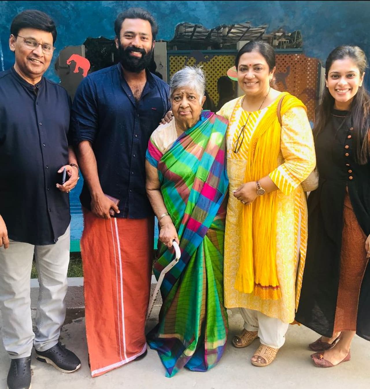 <p>'நெஞ்சில் ஒரு முள்' படத்தின் மூலம் தமிழ் சினிமாவிற்கு அறிமுகமானவர் நடிகை பூர்ணிமா ஜெயராம். இந்த படத்தை தொடர்ந்து கிளிஞ்சல்கள், பயணங்கள் முடிவதில்லை, டார்லிங் டார்லிங், உள்ளிட்ட பல படங்களில் வரிசையாக நடித்தார். தமிழை தவிர, மலையாளம், தெலுங்கு, இந்தி உள்ளிட்ட மொழி படங்களிலும் நடித்து பிரபலமானார்.</p>