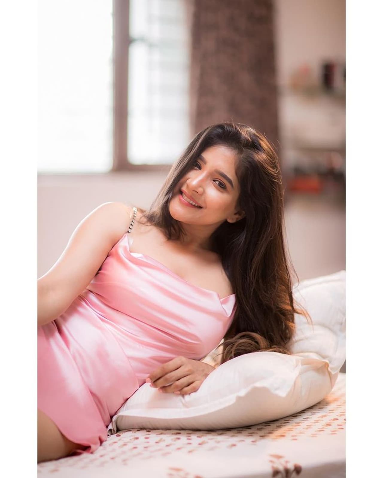 <p>தரையில் படுத்துக்கொண்டு தாராள கவர்ச்சி</p>