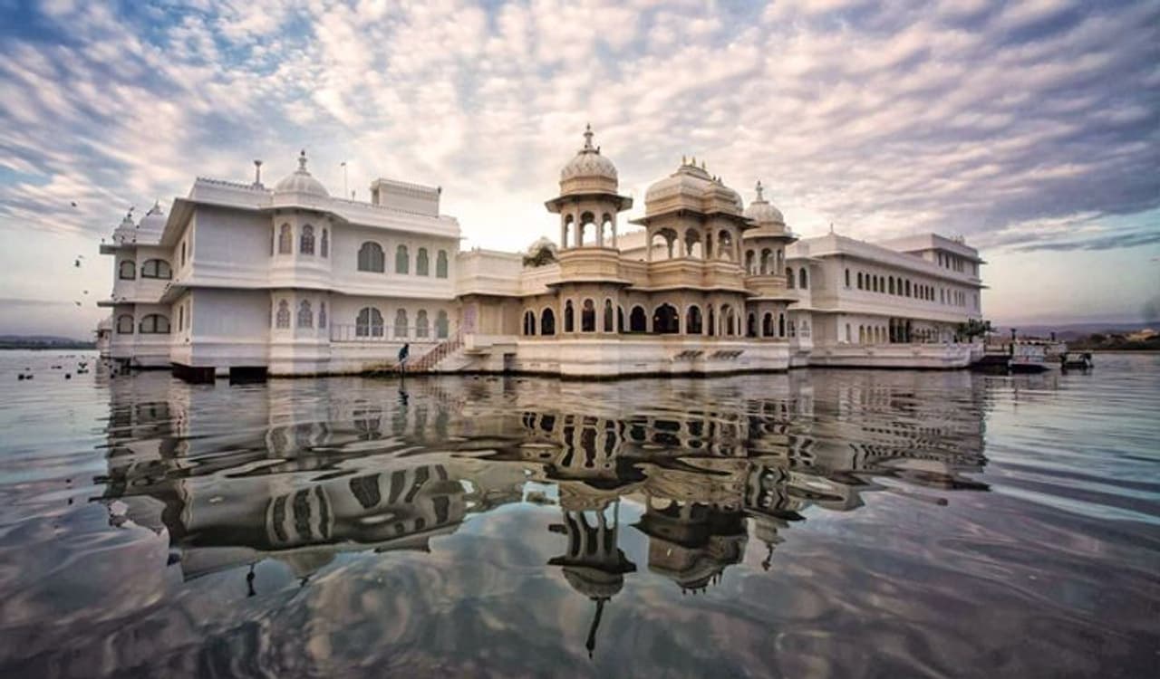 <p>ಪ್ರತಿವರ್ಷ ಲಕ್ಷಾಂತರ ಪ್ರವಾಸಿಗರು ಭೇಟಿ ನೀಡುವ ರಾಜಸ್ಥಾನದಲ್ಲಿ ಪ್ರವಾಸೋದ್ಯಮವು ಆರ್ಥಿಕತೆಗೆ ಹೆಚ್ಚಿನ ಕೊಡುಗೆ ನೀಡುತ್ತದೆ. ಅದರಂತೆ ಅನೇಕ ಐಷಾರಾಮಿ ಹೋಟೆಲ್ಗಳಿವೆ. ಈ ಪಟ್ಟಿಯಲ್ಲಿ ಮೊದಲನೆಯದು ರಾಜಸ್ಥಾನದ ಉದಯಪುರದ ಲೇಕ್ ಪ್ಯಾಲೇಸ್. ಅದರ ಗ್ರ್ಯಾಂಡ್ ಪ್ರೆಸಿಡೆನ್ಶಿಯಲ್ ಸೂಟ್ನಲ್ಲಿ ಉಳಿಯಲು, ಒಂದು ರಾತ್ರಿಗೆ 6 ಲಕ್ಷ ರೂಪಾಯಿಗಳು.</p> <p>ಪ್ರತಿವರ್ಷ ಲಕ್ಷಾಂತರ ಪ್ರವಾಸಿಗರು ಭೇಟಿ ನೀಡುವ ರಾಜಸ್ಥಾನದಲ್ಲಿ ಪ್ರವಾಸೋದ್ಯಮವು ಆರ್ಥಿಕತೆಗೆ ಹೆಚ್ಚಿನ ಕೊಡುಗೆ ನೀಡುತ್ತದೆ. ಅದರಂತೆ ಅನೇಕ ಐಷಾರಾಮಿ ಹೋಟೆಲ್ಗಳಿವೆ. ಈ ಪಟ್ಟಿಯಲ್ಲಿ ಮೊದಲನೆಯದು ರಾಜಸ್ಥಾನದ ಉದಯಪುರದ ಲೇಕ್ ಪ್ಯಾಲೇಸ್. ಅದರ ಗ್ರ್ಯಾಂಡ್ ಪ್ರೆಸಿಡೆನ್ಶಿಯಲ್ ಸೂಟ್ನಲ್ಲಿ ಉಳಿಯಲು, ಒಂದು ರಾತ್ರಿಗೆ 6 ಲಕ್ಷ ರೂಪಾಯಿಗಳು.</p>