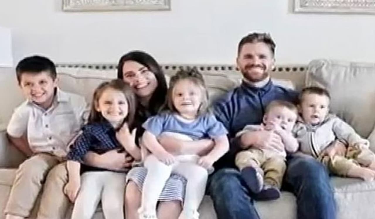 <p>ಪೆನ್ಸಿಲ್ವೇನಿಯಾದ ಮ್ಯಾಕ್ಸಿನ್ ಮತ್ತು ಜೇಕ್, ಮದುವೆಯಾದ ಹಲವಾರು ವರ್ಷಗಳಿಂದ ಮಗುವನ್ನು ನಿರೀಕ್ಷಿಸುತ್ತಿದ್ದರು. ಅನೇಕ ಪ್ರಯತ್ನಗಳು ಮತ್ತು ಅನೇಕ ಚಿಕಿತ್ಸೆಗಳ ನಂತರವೂ ಅವಳು ಗರ್ಭಿಣಿಯಾಗಲು ಸಾಧ್ಯವಾಗಲಿಲ್ಲ. ಅದ್ದರಿಂದ ನಾಲ್ಕು ಮಕ್ಕಳನ್ನು ಸಾಕಲು ಪ್ರಾರಂಭಿಸಿದರು.<br /> </p> <p>ಪೆನ್ಸಿಲ್ವೇನಿಯಾದ ಮ್ಯಾಕ್ಸಿನ್ ಮತ್ತು ಜೇಕ್, ಮದುವೆಯಾದ ಹಲವಾರು ವರ್ಷಗಳಿಂದ ಮಗುವನ್ನು ನಿರೀಕ್ಷಿಸುತ್ತಿದ್ದರು. ಅನೇಕ ಪ್ರಯತ್ನಗಳು ಮತ್ತು ಅನೇಕ ಚಿಕಿತ್ಸೆಗಳ ನಂತರವೂ ಅವಳು ಗರ್ಭಿಣಿಯಾಗಲು ಸಾಧ್ಯವಾಗಲಿಲ್ಲ. ಅದ್ದರಿಂದ ನಾಲ್ಕು ಮಕ್ಕಳನ್ನು ಸಾಕಲು ಪ್ರಾರಂಭಿಸಿದರು.<br /> </p>