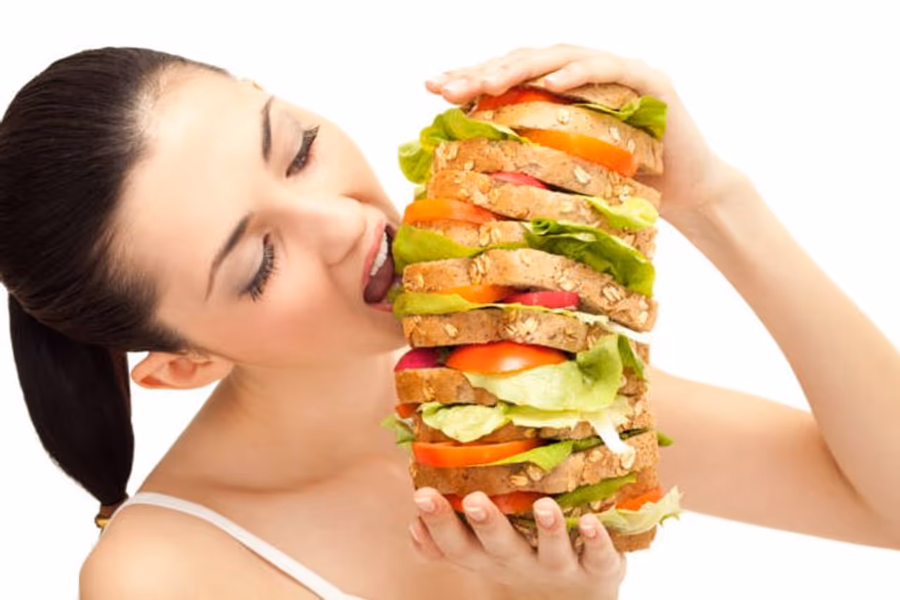 బరువు తగ్గేందుకు చాలా మంది చాలా ప్రయత్నాలు చేస్తుంటారు. దానిలో భాగంగానే.. కొందరు రాత్రిపూట ఏమీ తినకుండా నిద్రపోతుంటారు. దానివల్ల తాము బరువు తగ్గేస్తామనే భ్రమలో ఉంటారు. అయితే.. అలా రాత్రిపూట ఏమీ తినకుండా పడుకోవడం వల్ల అనేక ఆరోగ్య సమస్యలను ఎదుర్కోవాల్సి వస్తుందని నిపుణులు హెచ్చరిస్తున్నారు. ఎలాంటి సమస్యలు వస్తాయో ఇప్పుడు మనం తెలుసుకుందాం.. బరువు తగ్గేందుకు చాలా మంది చాలా ప్రయత్నాలు చేస్తుంటారు. దానిలో భాగంగానే.. కొందరు రాత్రిపూట ఏమీ తినకుండా నిద్రపోతుంటారు. దానివల్ల తాము బరువు తగ్గేస్తామనే భ్రమలో ఉంటారు. అయితే.. అలా రాత్రిపూట ఏమీ తినకుండా పడుకోవడం వల్ల అనేక ఆరోగ్య సమస్యలను ఎదుర్కోవాల్సి వస్తుందని నిపుణులు హెచ్చరిస్తున్నారు. ఎలాంటి సమస్యలు వస్తాయో ఇప్పుడు మనం తెలుసుకుందాం..