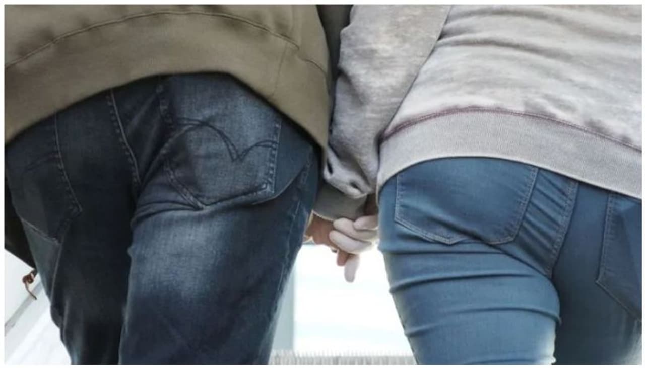 <p>ಮಾಸ್ಕ್ ಧರಿಸುವುದು ಕಡ್ಡಾಯ &nbsp;ಎಂದು ಹೇಳಲಾಗಿದೆ. &nbsp;ಸೆಕ್ಸ್ ಮಾಡುವಾಗಲೂ ಮಾಸ್ಕ್ ಧರಿಸಿ, ಯಾವ ಕಾರಣಕ್ಕೂ ಕಿಸ್ ಮಾಡಬೇಡಿ ಎಂದು ಕೆನಡಾದ ಮೆಡಿಕಲ್ ಆಫೀಸರ್ ಸಲಹೆ ನೀಡಿದ್ದಾರೆ.</p>