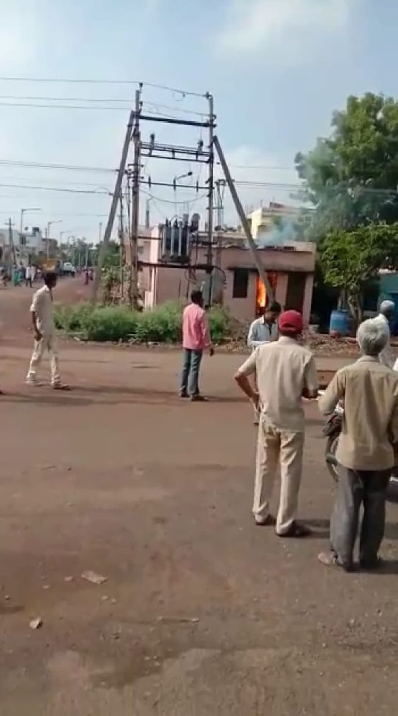 <p>ಲೋಕೇಶ್ ಸುಂಕದ ಎಂಬುವರ ಮನೆಯಲ್ಲಿ ಸಿಲಿಂಡರ್ ಸ್ಫೋಟವಾದ ಪರಿಣಾಮ ಹೊತ್ತಿದ ಬೆಂಕಿ</p> <p>ಲೋಕೇಶ್ ಸುಂಕದ ಎಂಬುವರ ಮನೆಯಲ್ಲಿ ಸಿಲಿಂಡರ್ ಸ್ಫೋಟವಾದ ಪರಿಣಾಮ ಹೊತ್ತಿದ ಬೆಂಕಿ</p>