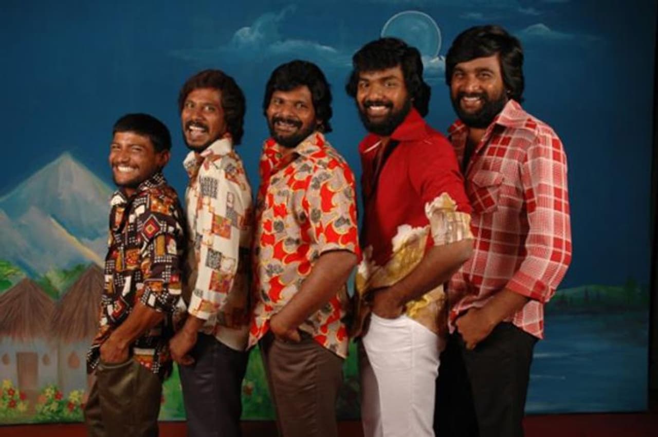 <p>தமிழ் சினிமாவின் பயணத்தை சில படங்கள் வேறு விதமாக மாற்றிவிடுவது உண்டு. சூப்பர் ஸ்டார்களை வைத்து கோடிக்கணக்கான பட்ஜெட்டில் எடுக்கப்படும் படங்கள் பிளாப் ஆவதும் உண்டு, புதுமுகங்களை கொண்டு எடுக்கப்பட்ட படம் கதைக்காக சூப்பர் ஹிட்டடித்த சம்பவங்களும் கோலிவுட்டில் உண்டு.&nbsp;</p>