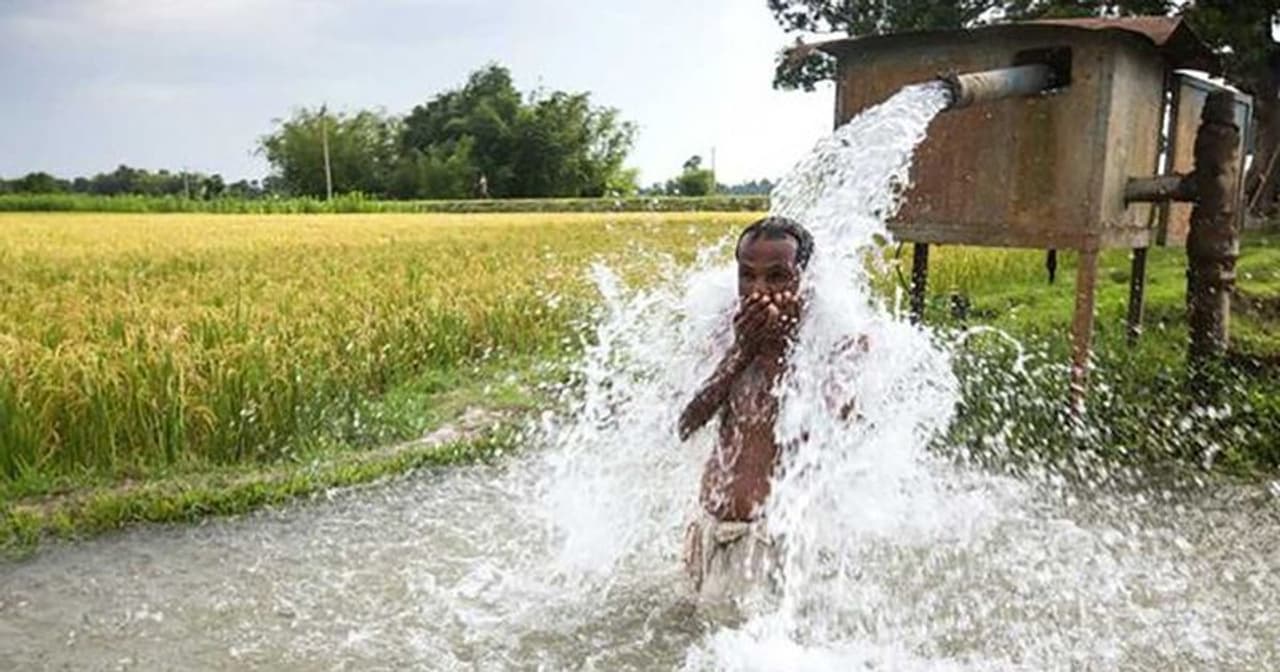 <p>రాజకీయంగా ఎల్లప్పుడూ ఏదో ఒక అంశం పై విస్తృతంగా చర్చ నడిచే మన ఆంధ్రప్రదేశ్ లో తాజాగా పంప్ సెట్లకు మీటర్లను అమర్చాలన్న ప్రభుత్వ నిర్ణయం చర్చనీయాంశమయింది. పంపు సెట్లకు మీటర్లను బిగించడాన్ని రైతు సంఘాలు వ్యతిరేకిస్తున్నాయి. </p> <p>రాజకీయంగా ఎల్లప్పుడూ ఏదో ఒక అంశం పై విస్తృతంగా చర్చ నడిచే మన ఆంధ్రప్రదేశ్ లో తాజాగా పంప్ సెట్లకు మీటర్లను అమర్చాలన్న ప్రభుత్వ నిర్ణయం చర్చనీయాంశమయింది. పంపు సెట్లకు మీటర్లను బిగించడాన్ని రైతు సంఘాలు వ్యతిరేకిస్తున్నాయి. </p>