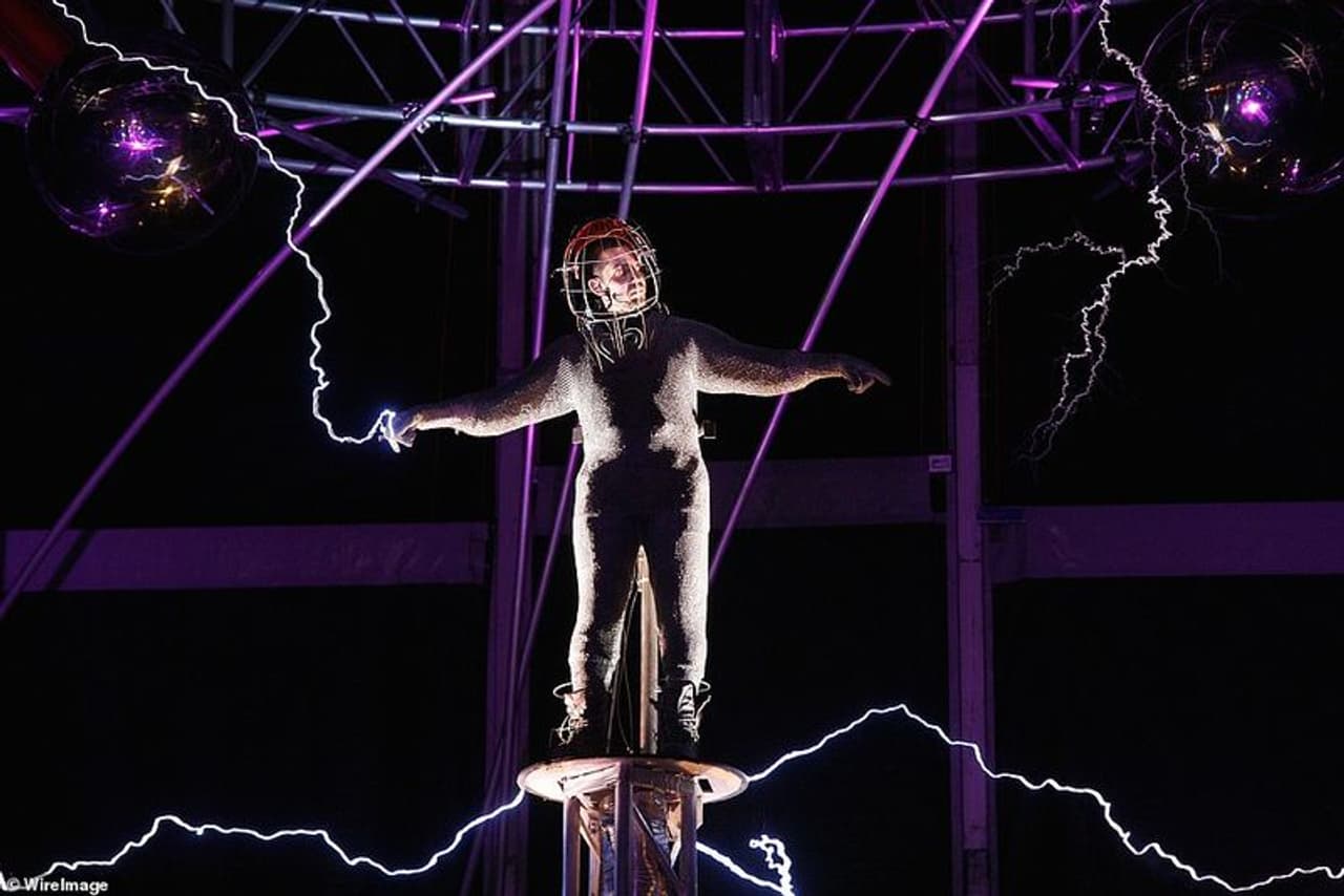 <p>ജാലവിദ്യക്കാരനായ ഡേവിഡ് ബ്ലെയ്ൻ ആദ്യം സ്വന്തം പട്ടണമായ ന്യൂയോർക്ക് സിറ്റിയിൽ വച്ച് സ്റ്റണ്ട് നടത്താനായിരുന്നു പദ്ധതിയിട്ടിരുന്നത്. എന്നാല് പ്രതികൂല കാലാവസ്ഥയെത്തുടർന്ന് പരിപാടി മാറ്റുകയായിരുന്നു. </p> <p>ജാലവിദ്യക്കാരനായ ഡേവിഡ് ബ്ലെയ്ൻ ആദ്യം സ്വന്തം പട്ടണമായ ന്യൂയോർക്ക് സിറ്റിയിൽ വച്ച് സ്റ്റണ്ട് നടത്താനായിരുന്നു പദ്ധതിയിട്ടിരുന്നത്. എന്നാല് പ്രതികൂല കാലാവസ്ഥയെത്തുടർന്ന് പരിപാടി മാറ്റുകയായിരുന്നു. </p>