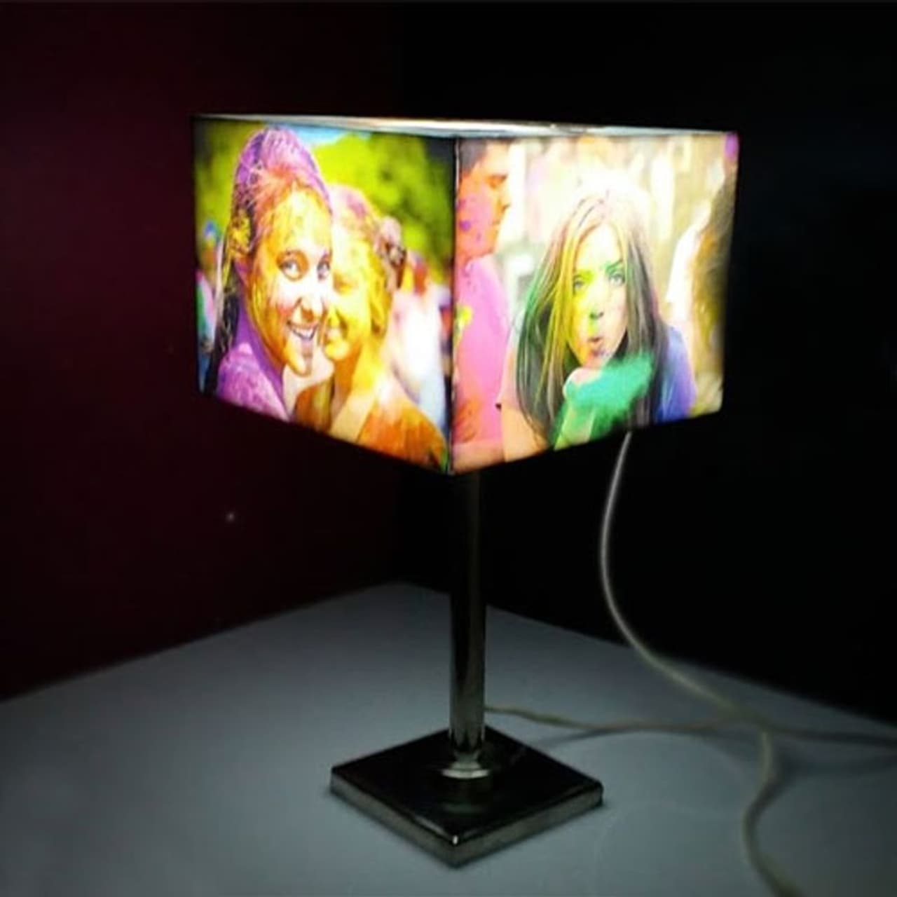 <p>ಪರ್ಸ್ನಲೈಸ್ಡ್ ಲ್ಯಾಂಪ್<br />ಆಕರ್ಷಕವಾದ ಲ್ಯಾಂಪ್ ಎಂಥ ಕೋಣೆಗೂ ಅಂದವನ್ನು ಎಳೆದು ತರುತ್ತದೆ. ಇದು ಮನಸ್ಸನ್ನು ಶಾಂತವಾಗಿಸಿ, ಉತ್ತಮ ನಿದ್ರೆಗೂ ಕಾರಣವಾಗುತ್ತದೆ. ಇಂಥ ಲ್ಯಾಂಪ್ನಲ್ಲಿ ನಿಮ್ಮ ಟೀಚರ್ನ ಹಳೆಯ ಫೋಟೋಗಳನ್ನು ಹಾಕಿಸಿ ಕಸ್ಟಮೈಸ್ ಮಾಡಿ ಅವರಿಗೆ ನೀಡಿದರೆ ಖುಷಿಯಾಗದೆ ಇರಲು ಸಾಧ್ಯವೇ ಇಲ್ಲ. ಇದಕ್ಕಾಗಿ ಬಾಟಲ್ ಲ್ಯಾಂಪ್ ಕೂಡಾ ಬಳಸಬಹುದು. </p> <p>ಪರ್ಸ್ನಲೈಸ್ಡ್ ಲ್ಯಾಂಪ್<br />ಆಕರ್ಷಕವಾದ ಲ್ಯಾಂಪ್ ಎಂಥ ಕೋಣೆಗೂ ಅಂದವನ್ನು ಎಳೆದು ತರುತ್ತದೆ. ಇದು ಮನಸ್ಸನ್ನು ಶಾಂತವಾಗಿಸಿ, ಉತ್ತಮ ನಿದ್ರೆಗೂ ಕಾರಣವಾಗುತ್ತದೆ. ಇಂಥ ಲ್ಯಾಂಪ್ನಲ್ಲಿ ನಿಮ್ಮ ಟೀಚರ್ನ ಹಳೆಯ ಫೋಟೋಗಳನ್ನು ಹಾಕಿಸಿ ಕಸ್ಟಮೈಸ್ ಮಾಡಿ ಅವರಿಗೆ ನೀಡಿದರೆ ಖುಷಿಯಾಗದೆ ಇರಲು ಸಾಧ್ಯವೇ ಇಲ್ಲ. ಇದಕ್ಕಾಗಿ ಬಾಟಲ್ ಲ್ಯಾಂಪ್ ಕೂಡಾ ಬಳಸಬಹುದು. </p>