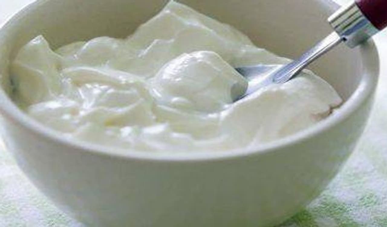 <p>பாலில் இருந்து எடுக்கப்படும் தயிரில் அதிக கால்சியம், விட்டமின் பி 2 மற்றும் விட்டவிம் பி12 , பொட்டாசியம் போன்ற பல சத்துகள் நிறைந்துள்ளதால், கண்டிப்பாக மத்திய உணவின் போது, சிறிதளவு தயிர் எடுத்து கொள்வது உடல்நலத்திற்கு நல்லது என கூறுவார்கள்.<br /> </p> <p>பாலில் இருந்து எடுக்கப்படும் தயிரில் அதிக கால்சியம், விட்டமின் பி 2 மற்றும் விட்டவிம் பி12 , பொட்டாசியம் போன்ற பல சத்துகள் நிறைந்துள்ளதால், கண்டிப்பாக மத்திய உணவின் போது, சிறிதளவு தயிர் எடுத்து கொள்வது உடல்நலத்திற்கு நல்லது என கூறுவார்கள்.<br /> </p>