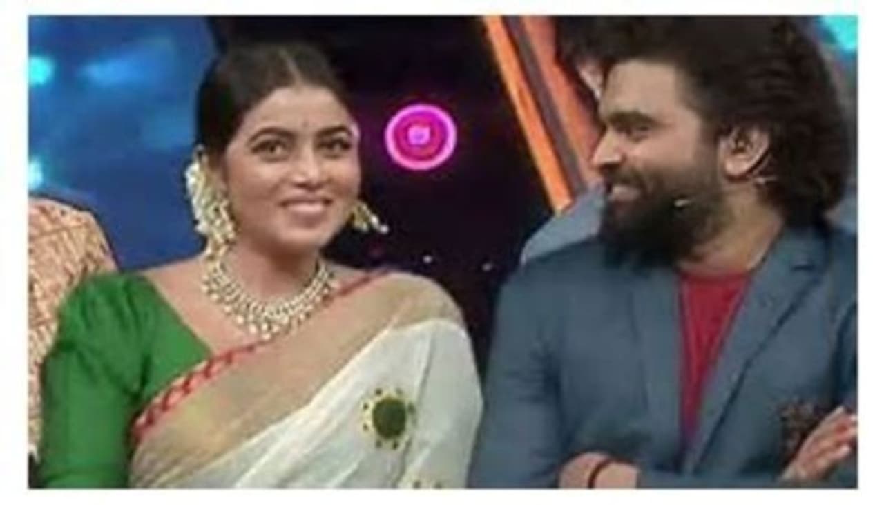 <p style="text align: justify;">ఢీ షో చిన్నగా తన రూపు రేఖలుమార్చుకుంటుంది. డాన్స్ షోగా మొదలైన ఢీ కామెడీ మరియు రొమాన్స్ ప్రధానంగా సాగుతుంది. గతంలో యాంకర్స్ లవర్స్ గా మారగా, తాజాగా జడ్జిలు కూడా ఈ లిస్ట్ లో చేరిపోయారు. దీనితో షో మరింత ఆసక్తికరంగా మారింది.</p><p style="text align: justify;"> </p> <p style="text align: justify;">ఢీ షో చిన్నగా తన రూపు రేఖలుమార్చుకుంటుంది. డాన్స్ షోగా మొదలైన ఢీ కామెడీ మరియు రొమాన్స్ ప్రధానంగా సాగుతుంది. గతంలో యాంకర్స్ లవర్స్ గా మారగా, తాజాగా జడ్జిలు కూడా ఈ లిస్ట్ లో చేరిపోయారు. దీనితో షో మరింత ఆసక్తికరంగా మారింది.</p><p style="text align: justify;"> </p>