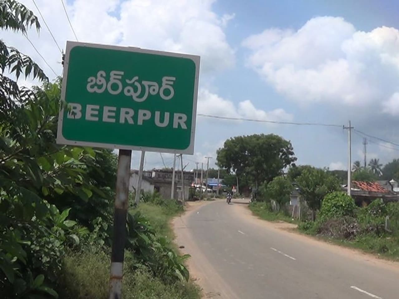 <p>కరీంనగర్: మావోయిస్టు అగ్రనేత, కేంద్ర కమిటీ కార్యదర్శి ముప్పాళ్ల లక్ష్మణరావు అలియాస్ గణపతి జనజీవనంలోకి వస్తే స్వాగతిస్తామని ఇప్పటికే కేంద్ర, రాష్ట్ర ప్రభుత్వాలతో పాటు పోలీస్ శాఖ ప్రకటించిన విషయం తెలిసిందే. గణపతితో పాటు అతని అనుచరులు రావడానికి రంగం సిద్ధమైంది అంటూ పెద్దఎత్తున ప్రచారం జరుగుతోంది. ఇలా జనజీవన స్రవంతిలోకి గణపతి రాక దాదాపు ఖరారు అయిందని అందరు భావిస్తున్నారు. ఈ క్రమంలో గణపతి స్వగ్రామం బీర్పూర్ లో ఎలా వుందో ఓసారి చూద్దాం. </p> <p>కరీంనగర్: మావోయిస్టు అగ్రనేత, కేంద్ర కమిటీ కార్యదర్శి ముప్పాళ్ల లక్ష్మణరావు అలియాస్ గణపతి జనజీవనంలోకి వస్తే స్వాగతిస్తామని ఇప్పటికే కేంద్ర, రాష్ట్ర ప్రభుత్వాలతో పాటు పోలీస్ శాఖ ప్రకటించిన విషయం తెలిసిందే. గణపతితో పాటు అతని అనుచరులు రావడానికి రంగం సిద్ధమైంది అంటూ పెద్దఎత్తున ప్రచారం జరుగుతోంది. ఇలా జనజీవన స్రవంతిలోకి గణపతి రాక దాదాపు ఖరారు అయిందని అందరు భావిస్తున్నారు. ఈ క్రమంలో గణపతి స్వగ్రామం బీర్పూర్ లో ఎలా వుందో ఓసారి చూద్దాం. </p>