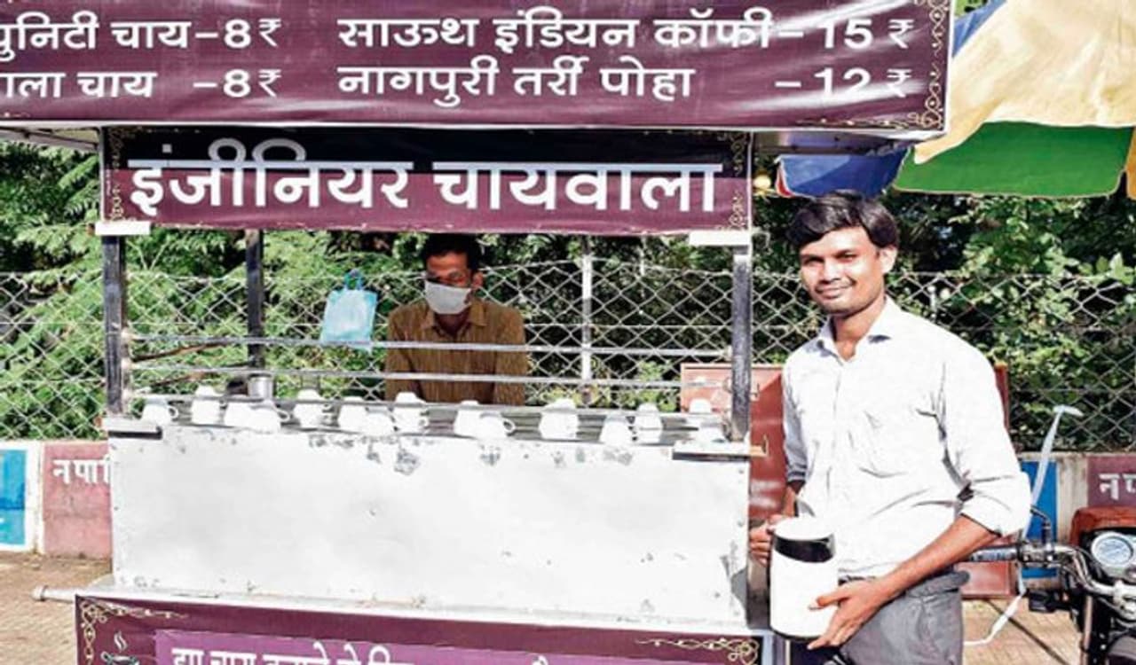 <p>ಈ ದಿನಗಳಲ್ಲಿ ಎಂಜಿನಿಯರ್ ಚಾಯಿವಾಲಾ ಸೋಷಿಯಲ್ ಮೀಡಿಯಾದಲ್ಲಿ ಸುದ್ದಿಯಾಗಿದ್ದಾರೆ. ಇನ್ಸ್ಟಾಗ್ರಾಮ್ನಿಂದ ಫೇಸ್ಬುಕ್ ವರೆಗೆ ಅವರ ಬಗ್ಗೆ ಚರ್ಚೆಯನ್ನು ಕಾಣಬಹುದು. ಇದರಲ್ಲಿ, ಒಬ್ಬ ವ್ಯಕ್ತಿಯು ಟೀ ತಯಾರಿಸುತ್ತಿದ್ದಾನೆ ಮತ್ತು ಅಂಗಡಿಯ ಹೆಸರು ಎಂಜಿನಿಯರ್ ಚಾಯ್ವಾಲಾ.</p> <p>ಈ ದಿನಗಳಲ್ಲಿ ಎಂಜಿನಿಯರ್ ಚಾಯಿವಾಲಾ ಸೋಷಿಯಲ್ ಮೀಡಿಯಾದಲ್ಲಿ ಸುದ್ದಿಯಾಗಿದ್ದಾರೆ. ಇನ್ಸ್ಟಾಗ್ರಾಮ್ನಿಂದ ಫೇಸ್ಬುಕ್ ವರೆಗೆ ಅವರ ಬಗ್ಗೆ ಚರ್ಚೆಯನ್ನು ಕಾಣಬಹುದು. ಇದರಲ್ಲಿ, ಒಬ್ಬ ವ್ಯಕ್ತಿಯು ಟೀ ತಯಾರಿಸುತ್ತಿದ್ದಾನೆ ಮತ್ತು ಅಂಗಡಿಯ ಹೆಸರು ಎಂಜಿನಿಯರ್ ಚಾಯ್ವಾಲಾ.</p>