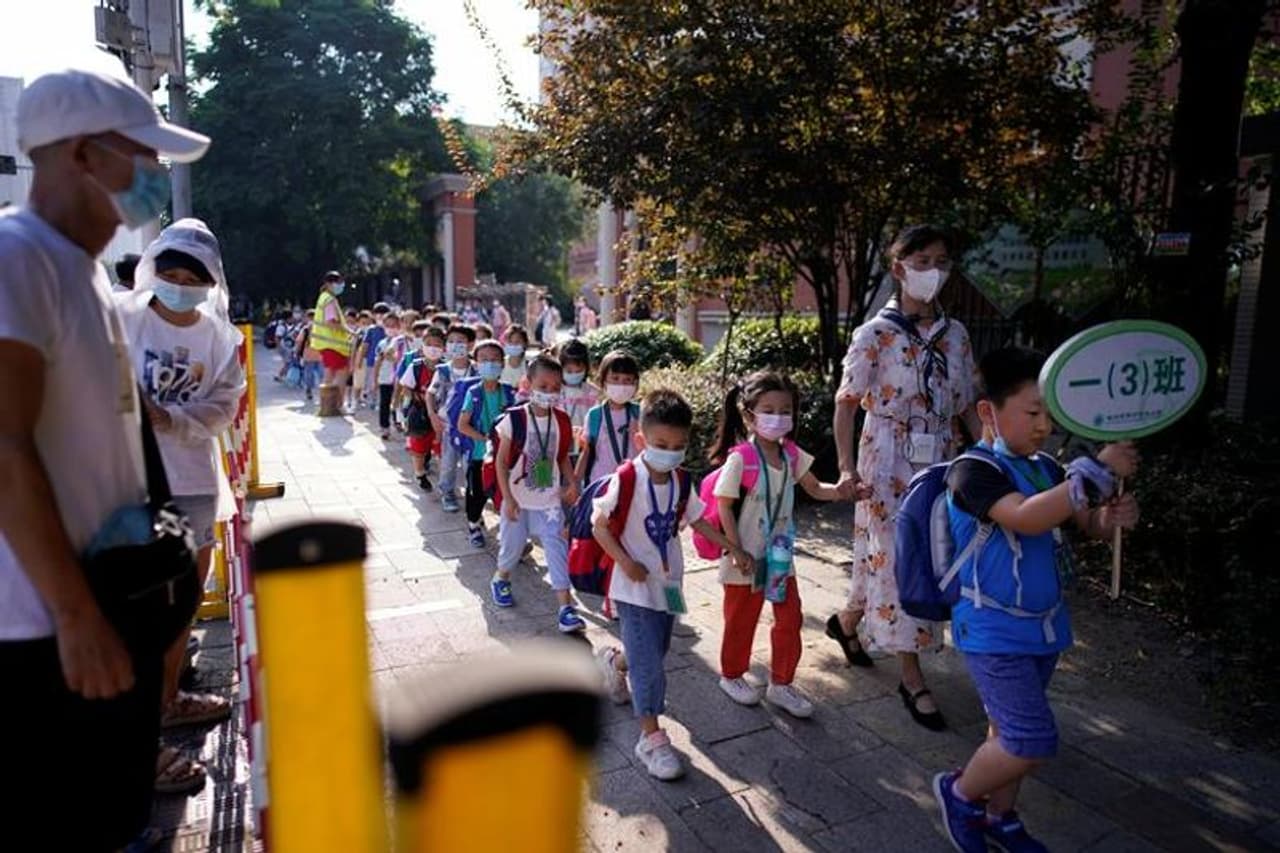 <p><span style="font size:14px;">ചൈനയിലെ വുഹാനിൽ, ഹുബെ പ്രവിശ്യയിലെ ഒരു പ്രൈമറി സ്കൂളിൽ ക്ലാസ് കഴിഞ്ഞ് മാസ്ക് ധരിച്ചുകൊണ്ട് പുറത്തേയ്ക്ക് വരുന്ന വിദ്യാർത്ഥികൾ.</span></p> <p><span style="font size:14px;">ചൈനയിലെ വുഹാനിൽ, ഹുബെ പ്രവിശ്യയിലെ ഒരു പ്രൈമറി സ്കൂളിൽ ക്ലാസ് കഴിഞ്ഞ് മാസ്ക് ധരിച്ചുകൊണ്ട് പുറത്തേയ്ക്ക് വരുന്ന വിദ്യാർത്ഥികൾ.</span></p>