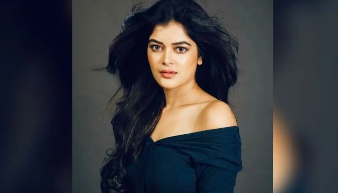 <p>To remain safe from COVID 19 infection, people will have to wear masks along with their dresses in Durga puja. This year, people cannot think of doing pandal hopping without wearing a mask and keeping a sanitiser bottle in hand.<br /> </p><p> </p> <p>To remain safe from COVID 19 infection, people will have to wear masks along with their dresses in Durga puja. This year, people cannot think of doing pandal hopping without wearing a mask and keeping a sanitiser bottle in hand.<br /> </p><p> </p>