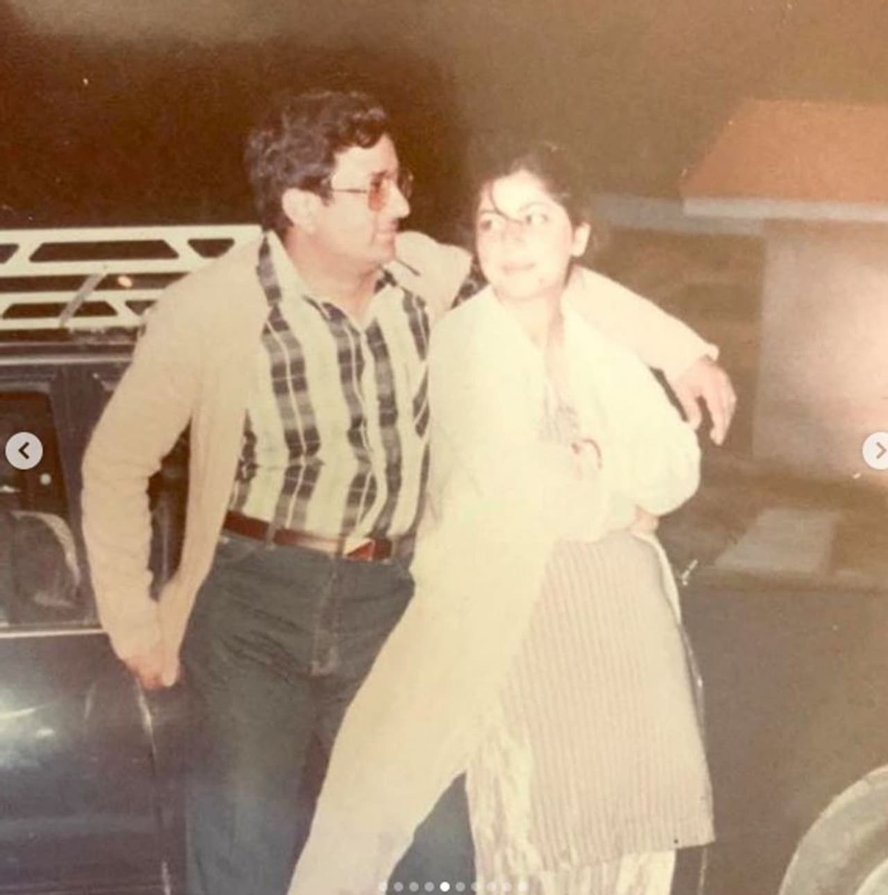 <p>ಅಪ್ಪ ಬಿಸ್ನೆಸ್ ಟ್ರಿಪ್ ಮುಗಿಸಿ ಮನೆಗೆ ಬಂದಾಗೆಲ್ಲ ನಾವೈದು ಹೆಣ್ಣುಮಕ್ಕಳು ಅಪ್ಪನಿಗೆ ಕಿಸ್ ಮಾಡಲು ಸಾಲಿನಲ್ಲಿ ನಿಲ್ಲುತ್ತಿದ್ದೆವು. ಆದರೆ, ಅಪ್ಪ ಮಾತ್ರ ಯಾವತ್ತೂ ಮೊದಲು ಅಮ್ಮನಿಗೆ ಕಿಸ್ ಮಾಡಿಯೇ ನಮ್ಮತ್ತ ಬರುತ್ತಿದ್ದುದು. </p> <p>ಅಪ್ಪ ಬಿಸ್ನೆಸ್ ಟ್ರಿಪ್ ಮುಗಿಸಿ ಮನೆಗೆ ಬಂದಾಗೆಲ್ಲ ನಾವೈದು ಹೆಣ್ಣುಮಕ್ಕಳು ಅಪ್ಪನಿಗೆ ಕಿಸ್ ಮಾಡಲು ಸಾಲಿನಲ್ಲಿ ನಿಲ್ಲುತ್ತಿದ್ದೆವು. ಆದರೆ, ಅಪ್ಪ ಮಾತ್ರ ಯಾವತ್ತೂ ಮೊದಲು ಅಮ್ಮನಿಗೆ ಕಿಸ್ ಮಾಡಿಯೇ ನಮ್ಮತ್ತ ಬರುತ್ತಿದ್ದುದು. </p>