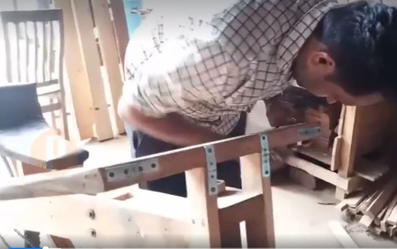 <p>ಲಾಕ್‌ಡೌನ್ ವೇಳೆ ಹಲವರು ತಮ್ಮ ಸಮಯವನ್ನು ಸದುಪಯೋಗ ಪಡಿಸಿಕೊಂಡಿದ್ದಾರೆ. ಹೀಗೆ ಲಾಕ್‌ಡೌನ್ ಸಮಯದಲ್ಲಿ ಮೂಡಿದ ಒಂದು ಐಡಿಯಾ ಇದೀಗ ಅತೀ ದೊಡ್ಡ ಉದ್ಯಮವಾಗಿ ಬದಲಾಗಿದೆ. ಪಂಜಾಬ್‌ನ ಝಿರಕ್‌ಪುರ್‌ನ 40 ವರ್ಷದ ಕಾರ್ಪಂಟರ್ ಧನಿ ರಾಮ್ ಸಗ್ಗು ಇದೀಗ ಭಾರತ ಮಾತ್ರವಲ್ಲ ವಿಶ್ವದಲ್ಲೇ ಭಾರಿ ಜನಪ್ರಿಯರಾಗಿದ್ದಾರೆ.</p>