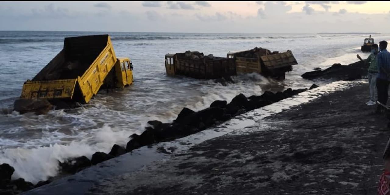 <p>&nbsp;Strong tidal waves were seen in Old Digha. Five dumpers loaded with boulders sank in the sea. Realizing the danger, the drivers of the dumper jumped into the sea and somehow survived. The incident has caused a stir in the area.<br />&nbsp;</p>