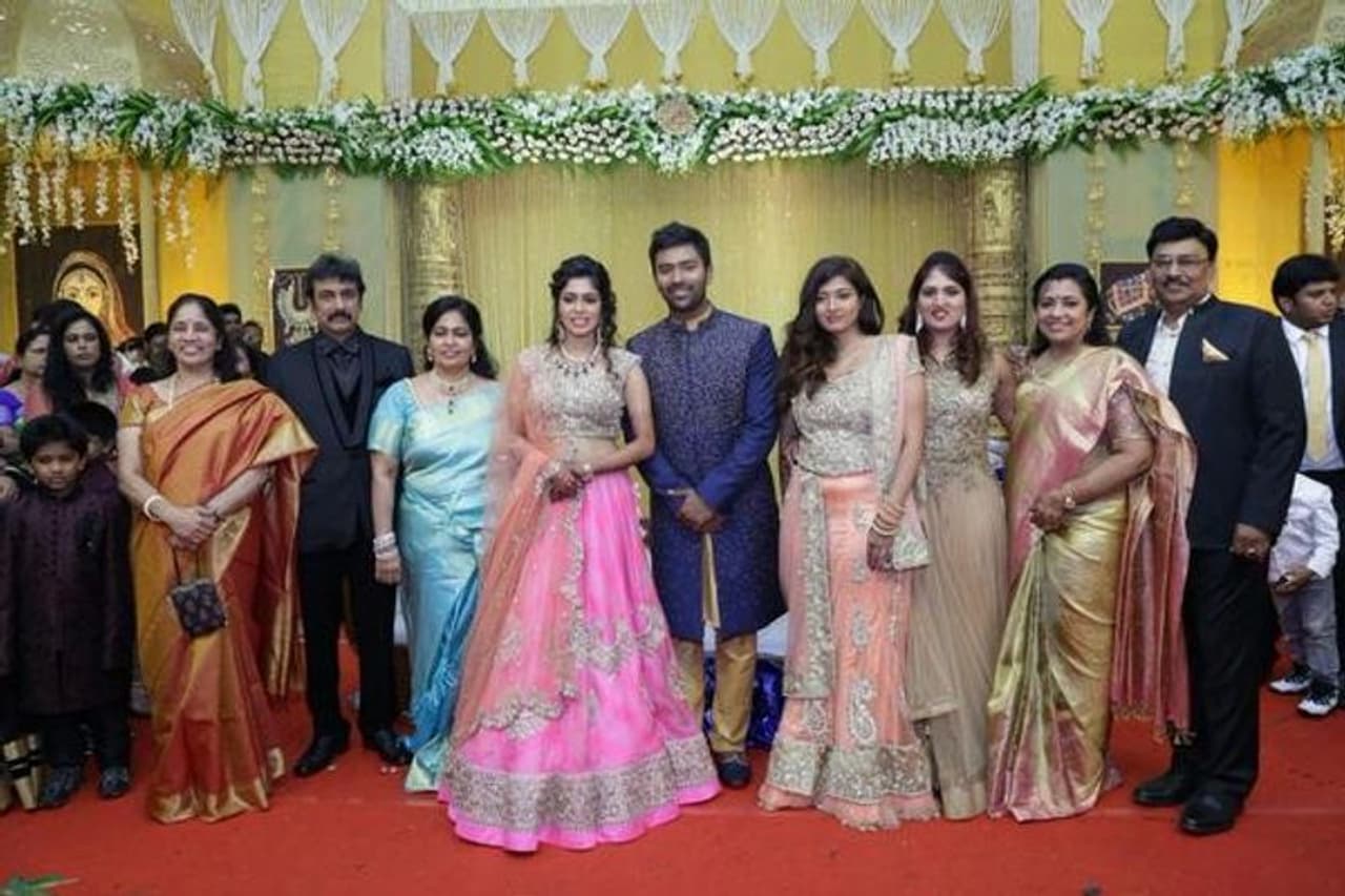 <p>சாந்தனு திருமணத்தில் காயத்ரி ரகுராம் செம்ம கியூட்டாக போஸ் கொடுக்கிறார்&nbsp;</p>