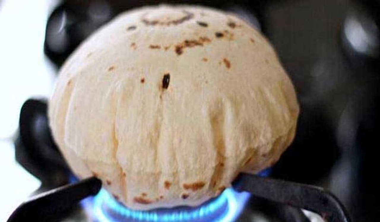 <p>Rotis or Chapatis are a part of every Indian diet and if we were to invoke our inner Maya Sarabhai, we can call it the Indian Flatbread. Rotis have been a subject of many memes. One of them are that the rotis in arranged marriage are pillowy and soft while in love marriage they are like a charcoal coloured map of Australia. </p> <p>Rotis or Chapatis are a part of every Indian diet and if we were to invoke our inner Maya Sarabhai, we can call it the Indian Flatbread. Rotis have been a subject of many memes. One of them are that the rotis in arranged marriage are pillowy and soft while in love marriage they are like a charcoal coloured map of Australia. </p>