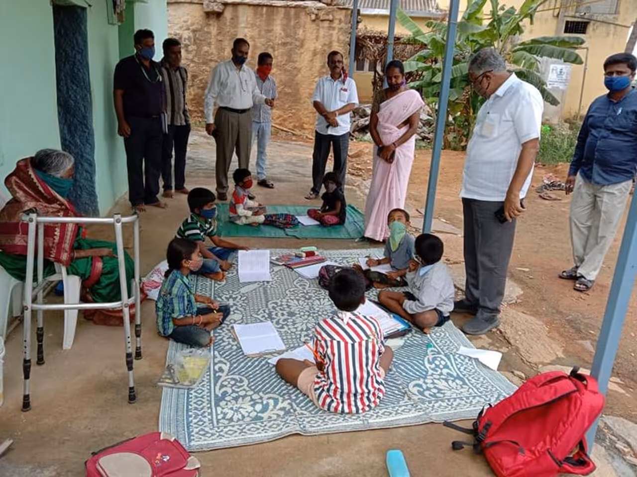 <p>ಪ್ರಾಥಮಿಕ ಮತ್ತು ಪ್ರೌಢಶಿಕ್ಷಣ ಸಚಿವ ಸುರೇಶ್ಕುಮಾರ್ ಅವರು ಇಂದು ಬೆಳಗ್ಗೆ ಮಾಗಡಿ ತಾಲ್ಲೂಕಿನ ವಿವಿಧ ವಿದ್ಯಾಗಮ ಕಲಿಕಾ ಕೇಂದ್ರಗಳಿಗೆ ಭೇಟಿ ನೀಡಿ ಪರಿಶೀಲಿಸಿದರು.</p> <p>ಪ್ರಾಥಮಿಕ ಮತ್ತು ಪ್ರೌಢಶಿಕ್ಷಣ ಸಚಿವ ಸುರೇಶ್ಕುಮಾರ್ ಅವರು ಇಂದು ಬೆಳಗ್ಗೆ ಮಾಗಡಿ ತಾಲ್ಲೂಕಿನ ವಿವಿಧ ವಿದ್ಯಾಗಮ ಕಲಿಕಾ ಕೇಂದ್ರಗಳಿಗೆ ಭೇಟಿ ನೀಡಿ ಪರಿಶೀಲಿಸಿದರು.</p>