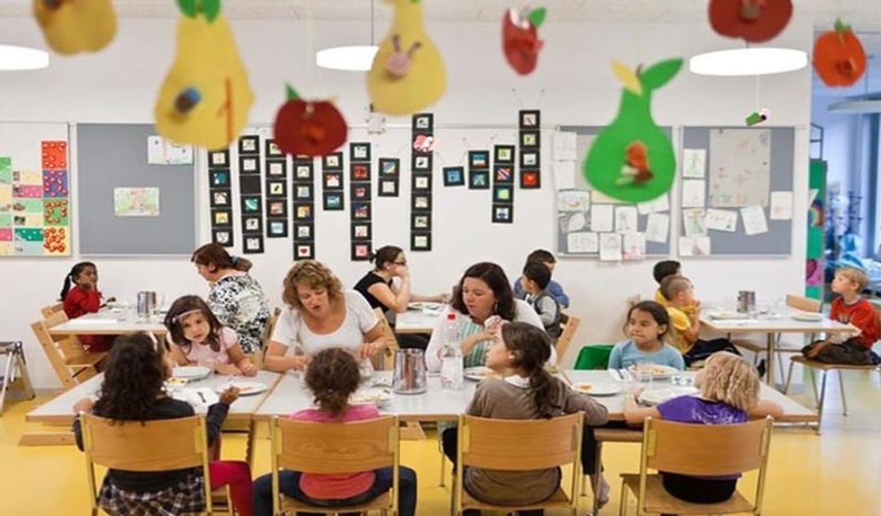 <p>ಸ್ವಿಡ್ಜರ್ಲೆಂಡ್: ಈ ದೇಶದ ಜೂರಿಕ್ ಏರಿಯಾದಲ್ಲಿ ಕಾರ್ಯ ನಿರ್ವಹಿಸುವ ಶಿಕ್ಷಕರಿಗೆ ವಾರ್ಷಿಕ 80 ಲಕ್ಷಕ್ಕೂ ಅಧಿಕ ವೇತನ ನೀಡಲಾಗುತ್ತದೆ. ಇಲ್ಲಿನ 13 ತಿಂಗಳ ವೇತನ ಪ್ರಣಾಳಿಕೆ ಅನ್ವಯ ಶಿಕ್ಷಕರು ವಾರ್ಷಿಕವಾಗಿ ಎಂಭತ್ತು ಲಕ್ಷ ಸಂಪಾದಿಸುತ್ತಾರೆ. ಆದರೆ ಜೂರಿಕ್ ಹೊಗೆ ಕಾರ್ಯ ನಿರ್ವಹಿಸುವ ಶಿಕ್ಷಕರಿಗೆ ವಾರ್ಷಿಕವಾಗಿ ಹನ್ನೊಂದು ಲಕ್ಷ ವೇತನ ನೀಡಲಾಗುತ್ತದೆ.</p> <p>ಸ್ವಿಡ್ಜರ್ಲೆಂಡ್: ಈ ದೇಶದ ಜೂರಿಕ್ ಏರಿಯಾದಲ್ಲಿ ಕಾರ್ಯ ನಿರ್ವಹಿಸುವ ಶಿಕ್ಷಕರಿಗೆ ವಾರ್ಷಿಕ 80 ಲಕ್ಷಕ್ಕೂ ಅಧಿಕ ವೇತನ ನೀಡಲಾಗುತ್ತದೆ. ಇಲ್ಲಿನ 13 ತಿಂಗಳ ವೇತನ ಪ್ರಣಾಳಿಕೆ ಅನ್ವಯ ಶಿಕ್ಷಕರು ವಾರ್ಷಿಕವಾಗಿ ಎಂಭತ್ತು ಲಕ್ಷ ಸಂಪಾದಿಸುತ್ತಾರೆ. ಆದರೆ ಜೂರಿಕ್ ಹೊಗೆ ಕಾರ್ಯ ನಿರ್ವಹಿಸುವ ಶಿಕ್ಷಕರಿಗೆ ವಾರ್ಷಿಕವಾಗಿ ಹನ್ನೊಂದು ಲಕ್ಷ ವೇತನ ನೀಡಲಾಗುತ್ತದೆ.</p>