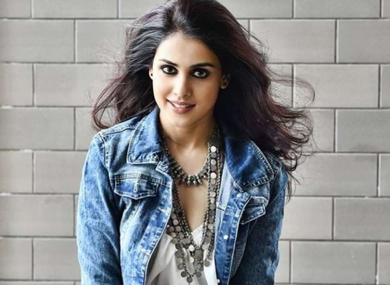 <p style="text align: justify;">కరోనా మహమ్మారి ఇండస్ట్రీ వర్గాల్లో కలకలం సృష్టిస్తోంది. ఇప్పటికే కరోనా కారణంగా ఇండస్ట్రీలోని ప్రముఖులు మరణించిన వార్తలు కూడా వింటున్నాం. అయితే మరికొందరు మాత్రం ధైర్యంగా మహమ్మారిని జయించి తమ అనుభవాలను పంచుకుంటున్నారు. ఇటీవల హ హ హాసిని జెనిలియా కూడా కరోనా బారిన పడి కోలుకున్న సంగతి తెలిసిందే. ఈ విషయాన్ని ఆమె స్వయంగా వెల్లడించారు.</p> <p style="text align: justify;">కరోనా మహమ్మారి ఇండస్ట్రీ వర్గాల్లో కలకలం సృష్టిస్తోంది. ఇప్పటికే కరోనా కారణంగా ఇండస్ట్రీలోని ప్రముఖులు మరణించిన వార్తలు కూడా వింటున్నాం. అయితే మరికొందరు మాత్రం ధైర్యంగా మహమ్మారిని జయించి తమ అనుభవాలను పంచుకుంటున్నారు. ఇటీవల హ హ హాసిని జెనిలియా కూడా కరోనా బారిన పడి కోలుకున్న సంగతి తెలిసిందే. ఈ విషయాన్ని ఆమె స్వయంగా వెల్లడించారు.</p>