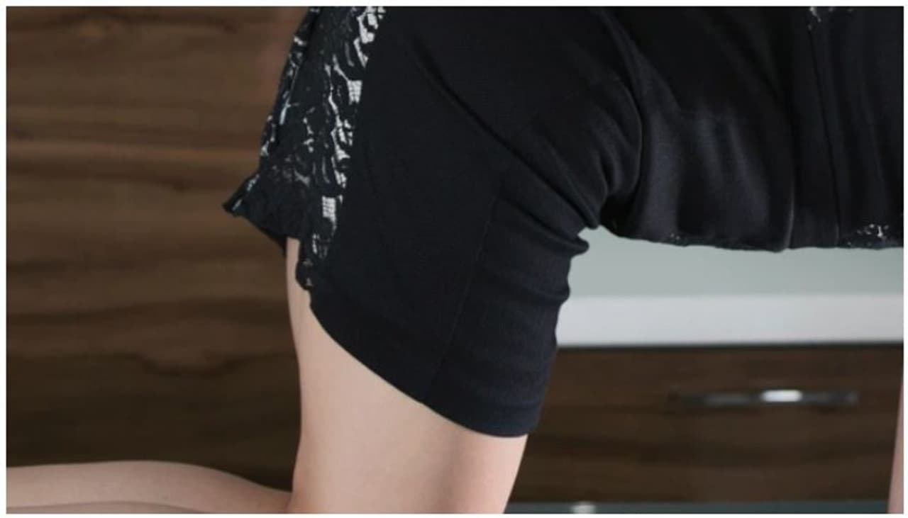 <p><br />ഒരു പ്രസിദ്ധ &nbsp;ടെലിവിഷൻ സീരീസ് നായികയ്ക്ക് യാത്രക്കിടെ കലശലായ ലൈംഗിക വികാരം ഉണർന്നു. അവർ തൊട്ടടുത്തിരുന്ന യുവാവിന്റെ കാലിനു മേൽ തന്റെ കാലെടുത്തു വെച്ച് അയാളോട് സെക്സ് ആവശ്യപ്പെട്ടു.&nbsp;</p>