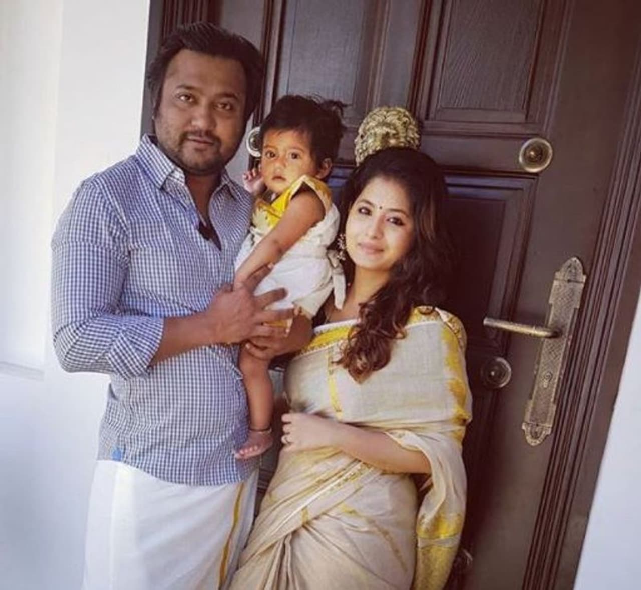 <p>தன்னுடைய குழந்தையுடன் பாபி ரேஷ்மி&nbsp;</p>