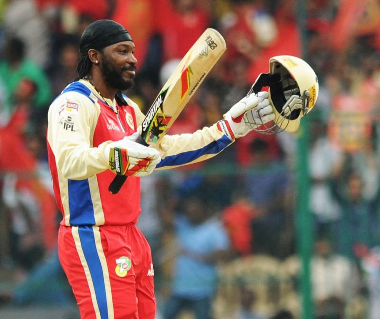 <p><strong>ക്രിസ് ഗെയ്ല്</strong></p><p>ഐപിഎല്ലില് ഏറ്റവും കൂടുതല് മാന് ഓഫ് ദ മാച്ച് പുരസ്കാരങ്ങള് നേടിയ താരം ക്രിസ് ഗെയ്ലാണ്. 21 തവണ അദ്ദേഹം കളിയിലെ താരമായി. കൊല്ക്കത്ത നൈറ്റ് റൈഡേഴ്സ്, കിംഗ്സ് ഇലവന് പഞ്ചാബ്, റോയല് ചലഞ്ചേഴ്സ് ബാംഗ്ലൂര് എന്നീ ടീമുകള്ക്ക് വേണ്ടി ഗെയ്ല് കളിച്ചിട്ടുണ്ട്. 125 മത്സരങ്ങളിലാണ് ഗെയ്ലിന്റെ നേട്ടം. ആറു സെഞ്ചുറികളും 11 ഫിഫ്റ്റികളുമാണ് ഗെയ്ല് ഐപിഎല്ലില് നേടിയത്. 2011ലാണ് ഏറ്റവും കൂടുതല് മാന് ഓഫ് ദ മാച്ച് നേടിയത്. ആറ് തവണ നേട്ടം കൈവരിച്ചു.<br /> </p> <p><strong>ക്രിസ് ഗെയ്ല്</strong></p><p>ഐപിഎല്ലില് ഏറ്റവും കൂടുതല് മാന് ഓഫ് ദ മാച്ച് പുരസ്കാരങ്ങള് നേടിയ താരം ക്രിസ് ഗെയ്ലാണ്. 21 തവണ അദ്ദേഹം കളിയിലെ താരമായി. കൊല്ക്കത്ത നൈറ്റ് റൈഡേഴ്സ്, കിംഗ്സ് ഇലവന് പഞ്ചാബ്, റോയല് ചലഞ്ചേഴ്സ് ബാംഗ്ലൂര് എന്നീ ടീമുകള്ക്ക് വേണ്ടി ഗെയ്ല് കളിച്ചിട്ടുണ്ട്. 125 മത്സരങ്ങളിലാണ് ഗെയ്ലിന്റെ നേട്ടം. ആറു സെഞ്ചുറികളും 11 ഫിഫ്റ്റികളുമാണ് ഗെയ്ല് ഐപിഎല്ലില് നേടിയത്. 2011ലാണ് ഏറ്റവും കൂടുതല് മാന് ഓഫ് ദ മാച്ച് നേടിയത്. ആറ് തവണ നേട്ടം കൈവരിച്ചു.<br /> </p>