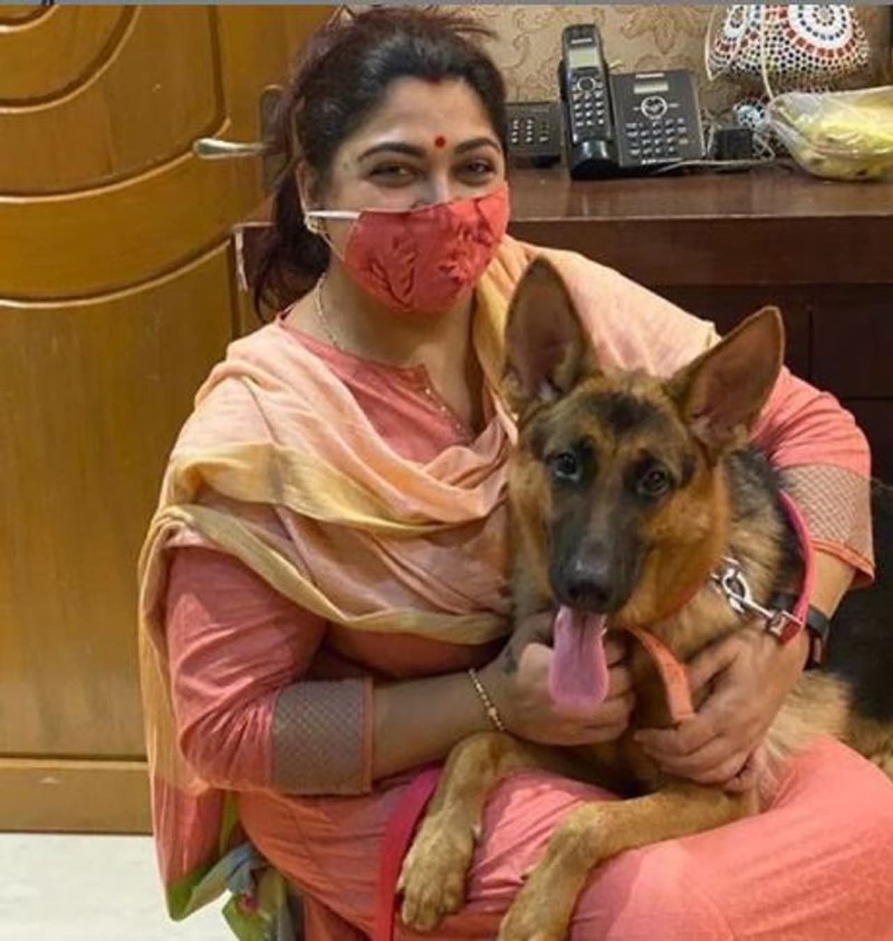 <p>சினிமா, அரசியல், சின்னத்திரை என சகலகல வள்ளியாக வலம் வருபவர் குஷ்பு. சோசியல் மீடியாவில் தனது கருத்துக்களை தைரியமாக பதிவிடக்கூடியவர். தற்போது சூப்பர் ஸ்டார் ரஜினிகாந்த் உடன் தலைவர் 168 படத்தில் நடித்து வருகிறார். அதில் சூப்பர் ஸ்டாருக்கு வில்லியாக குஷ்பு நடிப்பதாக கூறப்படுகிறது.</p> <p>சினிமா, அரசியல், சின்னத்திரை என சகலகல வள்ளியாக வலம் வருபவர் குஷ்பு. சோசியல் மீடியாவில் தனது கருத்துக்களை தைரியமாக பதிவிடக்கூடியவர். தற்போது சூப்பர் ஸ்டார் ரஜினிகாந்த் உடன் தலைவர் 168 படத்தில் நடித்து வருகிறார். அதில் சூப்பர் ஸ்டாருக்கு வில்லியாக குஷ்பு நடிப்பதாக கூறப்படுகிறது.</p>