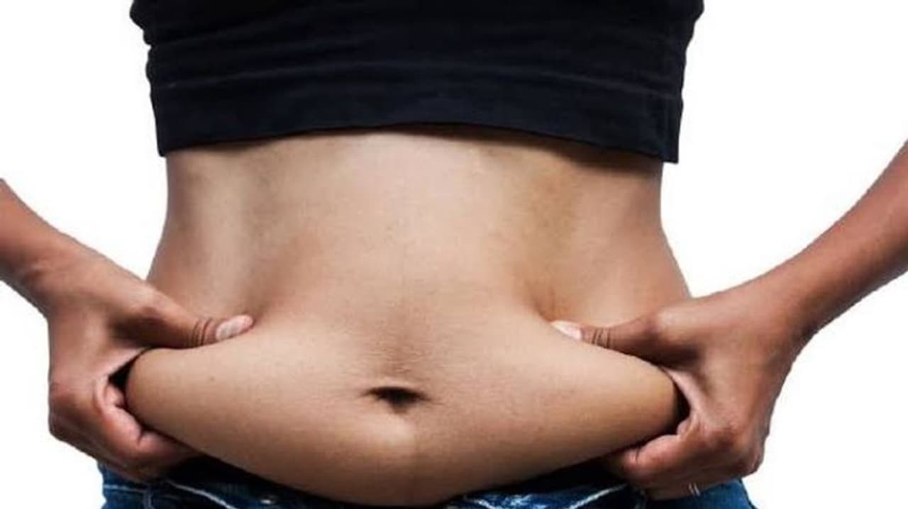 <p>పొట్ట దగ్గర కొంచెం కూడా కొవ్వు లేకుండా.. సన్నని నడుముతో అందంగా కనిపించాలని ఎవరికి మాత్రం ఉండదు చెప్పండి. అయితే.. ప్రస్తుత కాలంలో అందరూ జంక్ ఫుడ్స్ కి, ఫాస్ట్ ఫుడ్స్ కి బాగా అలవాటు పడిపోయి.. వాటిని తినడం అలవాటు చేసుకున్నారు.&nbsp;</p>