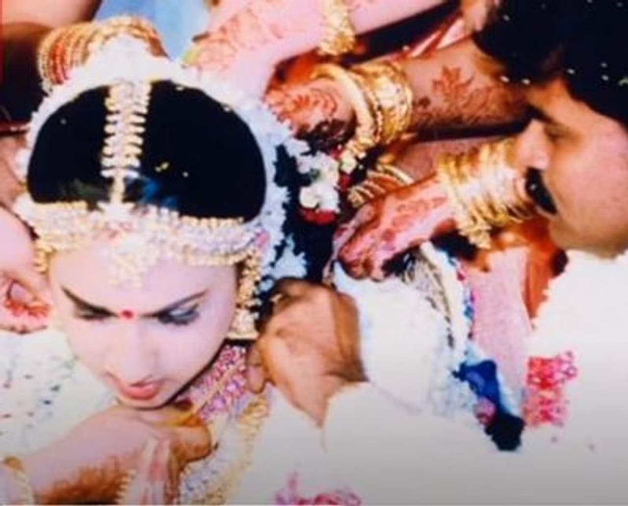 <p> </p><p>கெட்டி மேளம் கொட்ட ப்ரீத்தா கழுத்தில் தாலி கட்டிய இயக்குனர் ஹரி </p> <p> </p><p>கெட்டி மேளம் கொட்ட ப்ரீத்தா கழுத்தில் தாலி கட்டிய இயக்குனர் ஹரி </p>