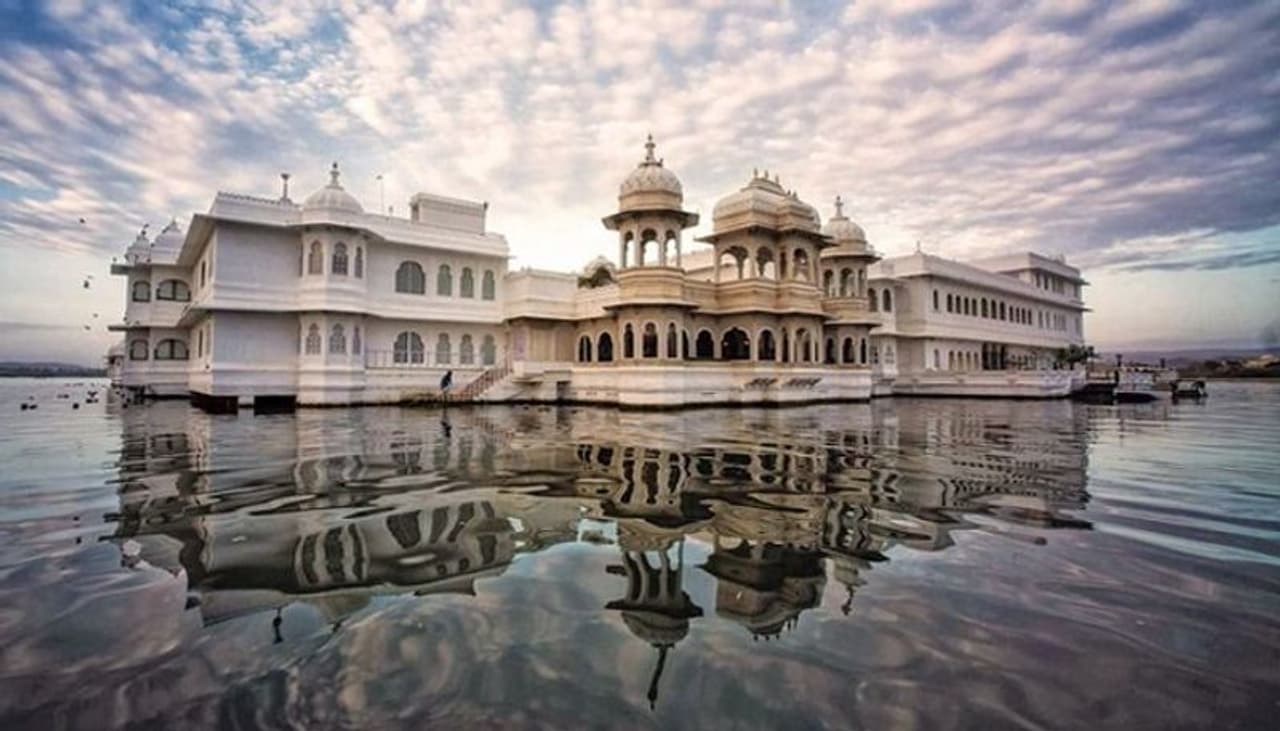 <p>ప్రతి సంవత్సరం లక్షలాది మంది పర్యాటకులు సందర్శించే రాజస్థాన్లో పర్యాటకం ఆర్థిక వ్యవస్థకు దోహదం చేస్తుంది. చాలా లగ్జరీ హోటళ్ళు కూడా ఇక్కడే ఉన్నాయి. ఈ జాబితాలో మొదటిది రాజస్థాన్ లోని ఉదయపూర్ లోని లేక్ ప్యాలెస్ ఉంది. గ్రాండ్ ప్రెసిడెన్షియల్ సూట్లో ఉండటానికి రాత్రికి 6 లక్షలు చెల్లించాలి.<br /> </p> <p>ప్రతి సంవత్సరం లక్షలాది మంది పర్యాటకులు సందర్శించే రాజస్థాన్లో పర్యాటకం ఆర్థిక వ్యవస్థకు దోహదం చేస్తుంది. చాలా లగ్జరీ హోటళ్ళు కూడా ఇక్కడే ఉన్నాయి. ఈ జాబితాలో మొదటిది రాజస్థాన్ లోని ఉదయపూర్ లోని లేక్ ప్యాలెస్ ఉంది. గ్రాండ్ ప్రెసిడెన్షియల్ సూట్లో ఉండటానికి రాత్రికి 6 లక్షలు చెల్లించాలి.<br /> </p>