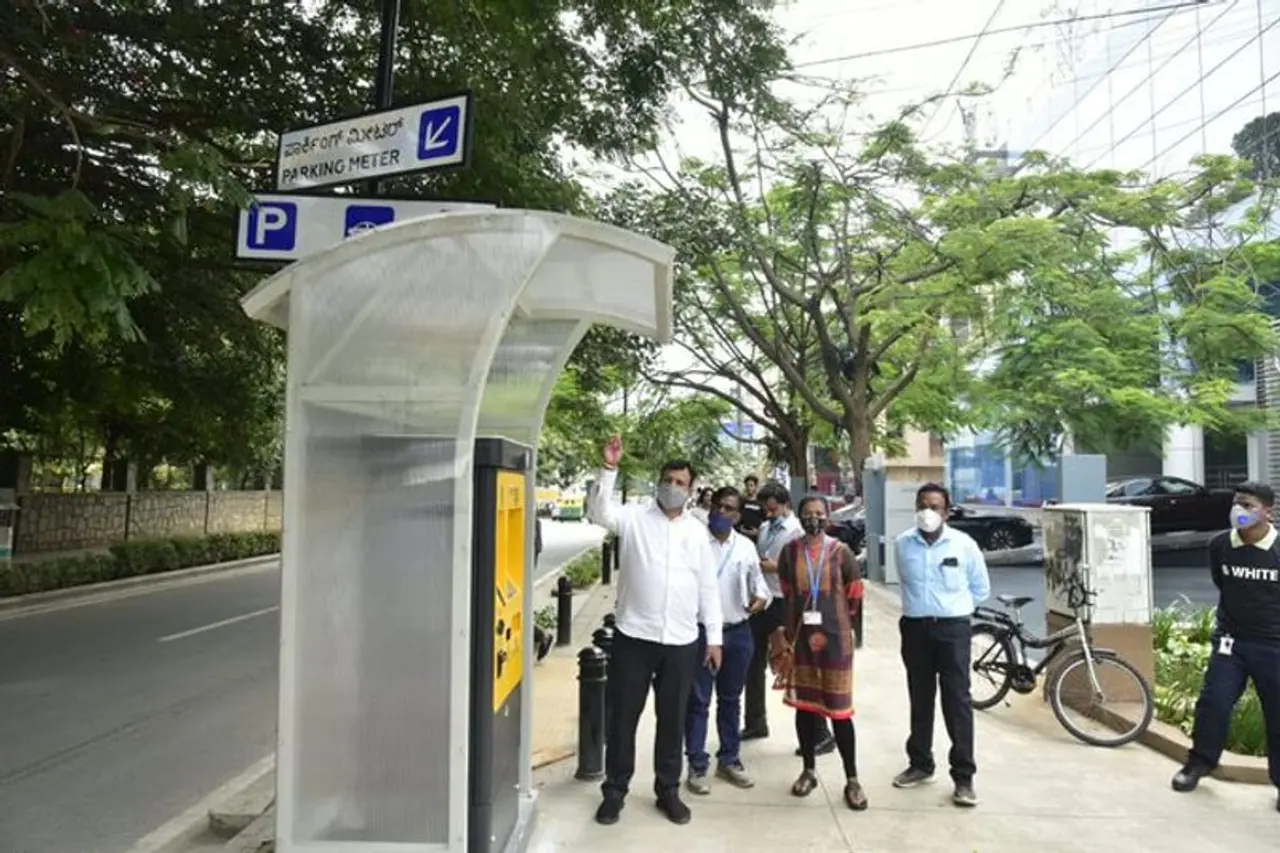 <p>ಶನಿವಾರ ನಗರದ ವಿಠ್ಠಲ್ ಮಲ್ಯ ರಸ್ತೆಯಲ್ಲಿ ನಡೆಯುತ್ತಿರುವ ಸ್ಮಾರ್ಟ್ ಪಾರ್ಕಿಂಗ್ ಕಾಮಗಾರಿ ಹಾಗೂ ಲೌರಿ ಜಂಕ್ಷನ್ನಿಂದ ಸಿಲ್ಕ್ ಬೋರ್ಡ್ ಜಂಕ್ಷನ್ವರೆಗೆ ನಿರ್ಮಿಸುತ್ತಿರುವ ಪ್ರತ್ಯೇಕ ಬಸ್ ಪಥ ನಿರ್ಮಾಣ ಕಾಮಗಾರಿ ಪರಿಶೀಲಿಸಿದ ಗೌತಮ್ ಕುಮಾರ್ </p> <p>ಶನಿವಾರ ನಗರದ ವಿಠ್ಠಲ್ ಮಲ್ಯ ರಸ್ತೆಯಲ್ಲಿ ನಡೆಯುತ್ತಿರುವ ಸ್ಮಾರ್ಟ್ ಪಾರ್ಕಿಂಗ್ ಕಾಮಗಾರಿ ಹಾಗೂ ಲೌರಿ ಜಂಕ್ಷನ್ನಿಂದ ಸಿಲ್ಕ್ ಬೋರ್ಡ್ ಜಂಕ್ಷನ್ವರೆಗೆ ನಿರ್ಮಿಸುತ್ತಿರುವ ಪ್ರತ್ಯೇಕ ಬಸ್ ಪಥ ನಿರ್ಮಾಣ ಕಾಮಗಾರಿ ಪರಿಶೀಲಿಸಿದ ಗೌತಮ್ ಕುಮಾರ್ </p>