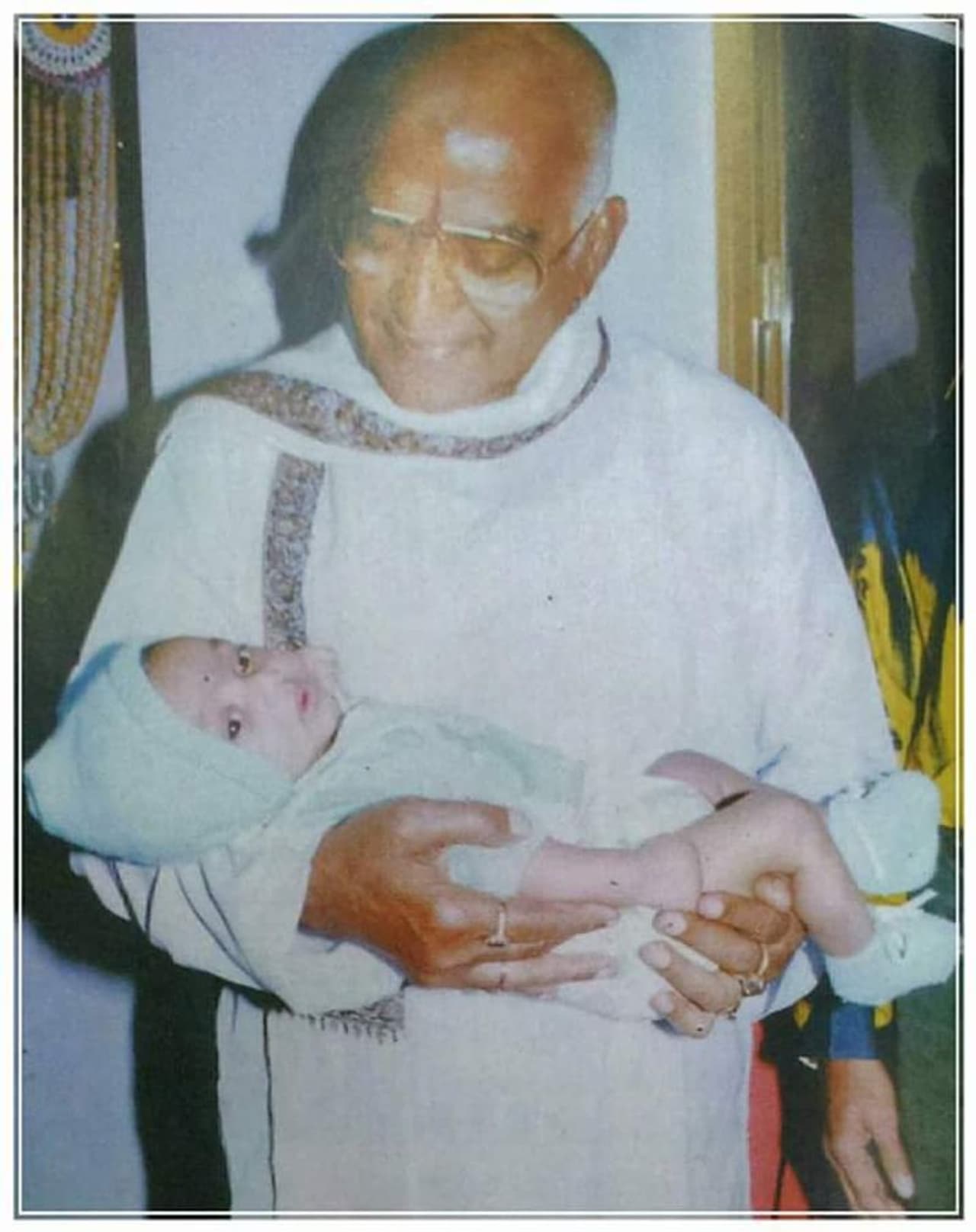 <p style="text align: justify;">సినిమాలలో, రాజకీయాలలో వారసత్వం సర్వసాధారణం. ముఖ్యంగా తమ అభిమాన హీరో కొడుకు హీరో కావాలని, అభిమాన వారసత్వం కొనసాగాలని ఫ్యాన్స్ కోరుకుంటారు. ఒక స్టార్ వారసుడు పుట్టినప్పటి నుండే ఫ్యాన్స్ అతనిపై ఆశలు పెట్టుకుంటారు. సోషల్ మీడియాలో సదరు హీరో కొడుకును ఒక రేంజ్ లో ఎలివేట్ చేస్తూ ఉంటారు. చిన్నప్పటి నుండే అతని బర్త్ డే వేడుకలు సెలెబ్రేట్ చేస్తూ జనాలు గుర్తు పెట్టుకొనేలా చేస్తూ ఉంటారు.</p> <p style="text align: justify;">సినిమాలలో, రాజకీయాలలో వారసత్వం సర్వసాధారణం. ముఖ్యంగా తమ అభిమాన హీరో కొడుకు హీరో కావాలని, అభిమాన వారసత్వం కొనసాగాలని ఫ్యాన్స్ కోరుకుంటారు. ఒక స్టార్ వారసుడు పుట్టినప్పటి నుండే ఫ్యాన్స్ అతనిపై ఆశలు పెట్టుకుంటారు. సోషల్ మీడియాలో సదరు హీరో కొడుకును ఒక రేంజ్ లో ఎలివేట్ చేస్తూ ఉంటారు. చిన్నప్పటి నుండే అతని బర్త్ డే వేడుకలు సెలెబ్రేట్ చేస్తూ జనాలు గుర్తు పెట్టుకొనేలా చేస్తూ ఉంటారు.</p>