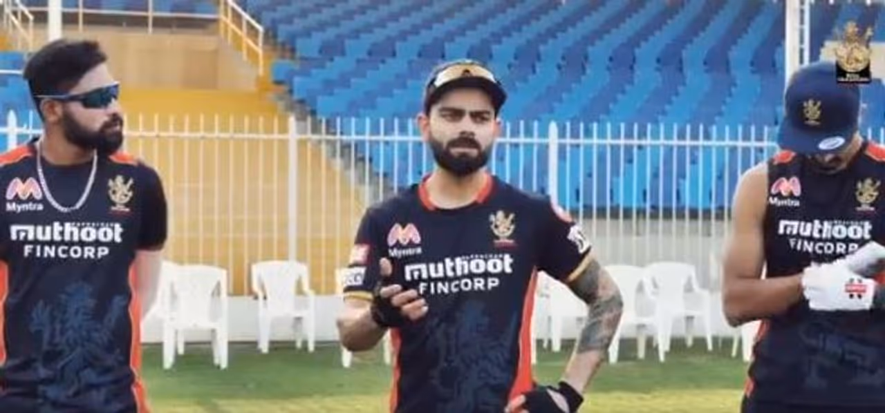 <p>2008ರಲ್ಲಿ ಅಂಡರ್ 19 ತಂಡದ ನಾಯಕ ವಿರಾಟ್ ಕೊಹ್ಲಿಯನ್ನು ರಾಯಲ್ ಚಾಲೆಂಜರ್ಸ್ ಬೆಂಗಳೂರು ತಂಡ ಮೊದಲ ಐಪಿಎಲ್ ಹರಾಜಿನಲ್ಲಿ 13 ಲಕ್ಷ ರೂಪಾಯಿ ನೀಡಿ ಖರೀದಿಸಿತ್ತು. ಪ್ರತಿ ಹರಾಜಿಗೂ ಮುನ್ನವೇ ವಿರಾಟ್ ಕೊಹ್ಲಿಯನ್ನು ಆರ್ಸಿಬಿ ತನ್ನಲ್ಲೇ ಉಳಿಸಿಕೊಂಡಿದೆ.</p> <p>2008ರಲ್ಲಿ ಅಂಡರ್ 19 ತಂಡದ ನಾಯಕ ವಿರಾಟ್ ಕೊಹ್ಲಿಯನ್ನು ರಾಯಲ್ ಚಾಲೆಂಜರ್ಸ್ ಬೆಂಗಳೂರು ತಂಡ ಮೊದಲ ಐಪಿಎಲ್ ಹರಾಜಿನಲ್ಲಿ 13 ಲಕ್ಷ ರೂಪಾಯಿ ನೀಡಿ ಖರೀದಿಸಿತ್ತು. ಪ್ರತಿ ಹರಾಜಿಗೂ ಮುನ್ನವೇ ವಿರಾಟ್ ಕೊಹ್ಲಿಯನ್ನು ಆರ್ಸಿಬಿ ತನ್ನಲ್ಲೇ ಉಳಿಸಿಕೊಂಡಿದೆ.</p>