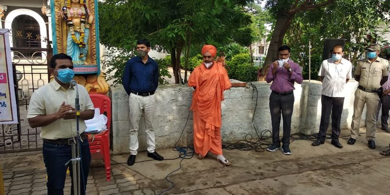 <p>ಕೊಪ್ಪಳ ಜಿಲ್ಲೆ ಇಡೀ ರಾಜ್ಯದಲ್ಲಿ ಹಸಿರು ಜೋನ್‌ನಲ್ಲಿ ಇತ್ತು. ಆದರೆ ಹಂತ ಹಂತವಾಗಿ ರಾಜ್ಯದಲ್ಲಿ ಕೋವಿಡ್‌ ಪ್ರಕರಣಗಳು ಹೆಚ್ಚಾಗಿರುವುದರಿಂದ ನಮ್ಮ ಜಿಲ್ಲೆಗೆ ಆವರಿಸಿಕೊಂಡಿದೆ. ಗಂಗಾವತಿ ತಾಲೂಕಿನಲ್ಲಿ ಅತಿ ಹೆಚ್ಚು ಪ್ರಕರಣಗಳು ವರದಿಯಾಗಿವೆ. ನಂತರ ಕೊಪ್ಪಳದ ಭಾಗ್ಯನಗರದ ವಿವಿಧ ವಾರ್ಡ್‌ಗಳಲ್ಲಿ ಕೊರೋನಾ ಸೋಂಕಿತರ ಸಂಖ್ಯೆ ಹೆಚ್ಚಾಗುತ್ತಲಿದೆ. ಇದರ ನಿಯಂತ್ರಣಕ್ಕಾಗಿ ಸಾರ್ವಜನಿಕರ ಸಹಕಾರ ಅಷ್ಟೇ ಮುಖ್ಯವಾಗಿರುತ್ತದೆ. ಸಾರ್ವಜನಿಕರ ಭಯವನ್ನು ಹೋಗಲಾಡಿಸಲು ಗವಿಸಿದ್ದೇಶ್ವರ ಸ್ವಾಮಿಗಳ ನೇತೃತ್ವದಲ್ಲಿ ಈ ಅಭಿಯಾನ ಹಮ್ಮಿಕೊಳ್ಳಲಾಗಿದೆ ಎಂದು ಜಿಲ್ಲಾಧಿಕಾರಿ ವಿಕಾಸ್‌ ಕಿಶೋರ್‌ ಸುರಳ್ಕರ್‌ ಹೇಳಿದ್ದಾರೆ.&nbsp;</p>