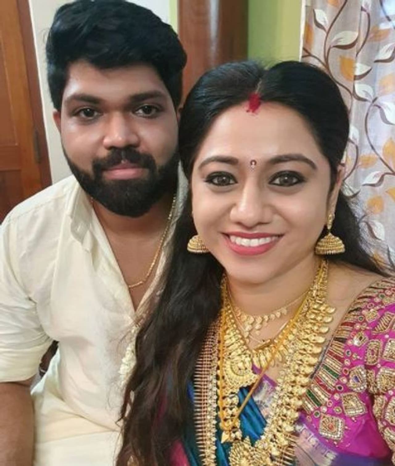 <p>இந்நிலையில் இவர், தன்னுடைய கணவருடன் எடுத்து கொண்ட புகைப்படத்தை முதல் முறையாக இன்ஸ்டாகிராமில் வெளியிட இவருக்கு பலர் தொடர்ந்து வாழ்த்துக்களை தெரிவித்து வருகிறார்களால்.</p> <p>இந்நிலையில் இவர், தன்னுடைய கணவருடன் எடுத்து கொண்ட புகைப்படத்தை முதல் முறையாக இன்ஸ்டாகிராமில் வெளியிட இவருக்கு பலர் தொடர்ந்து வாழ்த்துக்களை தெரிவித்து வருகிறார்களால்.</p>