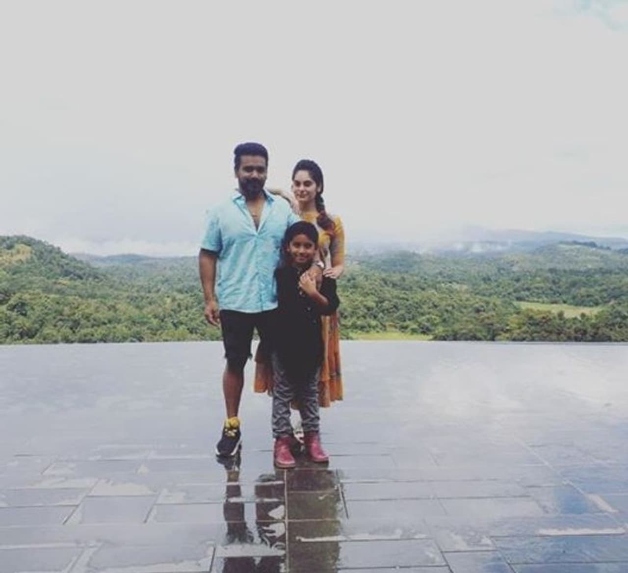 <p>கணவர் அர்ஜுன் மற்றும் குழந்தை ஆரவுடன் ஸ்ருதிகா</p> <p>கணவர் அர்ஜுன் மற்றும் குழந்தை ஆரவுடன் ஸ்ருதிகா</p>