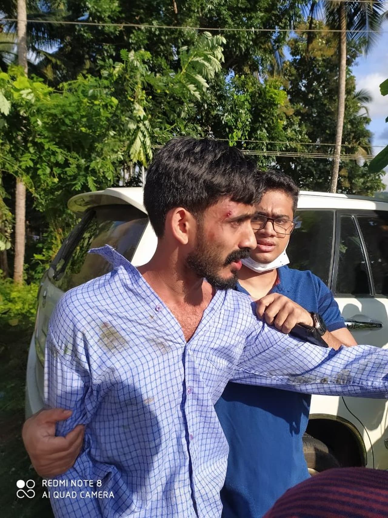 <p>വിമാനത്താവളത്തിൽ പരിശോധകരെ വെട്ടിച്ച് കൊണ്ട് വന്ന സ്വർണ്ണം കടത്താൻ ശ്രമിച്ച സംഘമാണ് അക്രമണം നടത്തിയത്. ബൈക്കിലെതത്തിയ ഡിആര്‍ഐ സംഘം ഇന്നോവകാറിന് കൈ കാട്ടിയപ്പോൾ ഇടിച്ച് തെറിപ്പിക്കുകയായിരുന്നു.&nbsp;</p>