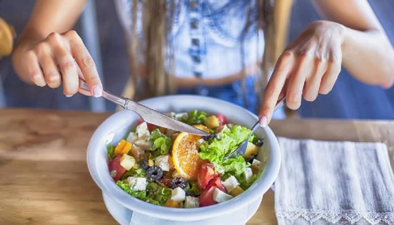 <p>ತೂಕ ಹೆಚ್ಚಾಗ ಬೇಕು ಎಂದಾದರೆ ಆರೋಗ್ಯದ ಬಗ್ಗೆ ವಿಶೇಷ ಕಾಳಜಿ ವಹಿಸಬೇಕು. ತಜ್ಞರ ಪ್ರಕಾರ ತೆಳ್ಳಗಾಗುವುದಕ್ಕೆ ಹಲವಾರು ಕಾರಣಗಳಿವೆ. ಇದಕ್ಕೆ ಮುಖ್ಯ ಕಾರಣ ಆಹಾರ ಪದ್ಧತಿ. ಕೆಲವರು ಹೆಚ್ಚು ತಿನ್ನುವುದರಿಂದ ತೂಕ ಹೆಚ್ಚಾಗುತ್ತದೆ ಎಂದು ಭಾವಿಸುತ್ತಾರೆ. ಕೇವಲ ನಾಲ್ಕು ಬಾರಿ ಮಾತ್ರ ಆಹಾರ ಸೇವನೆ ಮಾಡುವುದರಿಂದ ತೂಕ ಹೆಚ್ಚಾಗುವುದಿಲ್ಲ, ಆದರೆ ಆಹಾರದಲ್ಲಿ ಕ್ಯಾಲೋರಿಗಳು ತುಂಬಾ ಮುಖ್ಯ. ಇದಕ್ಕಾಗಿ ಪ್ರತಿದಿನವೂ ಅತ್ಯಧಿಕ ಕ್ಯಾಲೊರಿ ಇರುವ ಪದಾರ್ಥಗಳನ್ನು ತಿನ್ನಬೇಕು. </p> <p>ತೂಕ ಹೆಚ್ಚಾಗ ಬೇಕು ಎಂದಾದರೆ ಆರೋಗ್ಯದ ಬಗ್ಗೆ ವಿಶೇಷ ಕಾಳಜಿ ವಹಿಸಬೇಕು. ತಜ್ಞರ ಪ್ರಕಾರ ತೆಳ್ಳಗಾಗುವುದಕ್ಕೆ ಹಲವಾರು ಕಾರಣಗಳಿವೆ. ಇದಕ್ಕೆ ಮುಖ್ಯ ಕಾರಣ ಆಹಾರ ಪದ್ಧತಿ. ಕೆಲವರು ಹೆಚ್ಚು ತಿನ್ನುವುದರಿಂದ ತೂಕ ಹೆಚ್ಚಾಗುತ್ತದೆ ಎಂದು ಭಾವಿಸುತ್ತಾರೆ. ಕೇವಲ ನಾಲ್ಕು ಬಾರಿ ಮಾತ್ರ ಆಹಾರ ಸೇವನೆ ಮಾಡುವುದರಿಂದ ತೂಕ ಹೆಚ್ಚಾಗುವುದಿಲ್ಲ, ಆದರೆ ಆಹಾರದಲ್ಲಿ ಕ್ಯಾಲೋರಿಗಳು ತುಂಬಾ ಮುಖ್ಯ. ಇದಕ್ಕಾಗಿ ಪ್ರತಿದಿನವೂ ಅತ್ಯಧಿಕ ಕ್ಯಾಲೊರಿ ಇರುವ ಪದಾರ್ಥಗಳನ್ನು ತಿನ್ನಬೇಕು. </p>