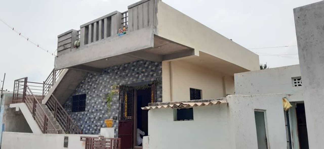 <p>ಹೌದು, ಆ ಶಾಲೆಯಲ್ಲಿ ಓದಿದ ವಿದ್ಯಾರ್ಥಿಗಳು ದೊಡ್ಡ ದೊಡ್ಡ ಹುದ್ದೆಯಲ್ಲಿದ್ದರು. ಶಾಲೆಯ ಹಳೆಯ ವಿದ್ಯಾರ್ಥಿಗಳು ಒಂದೆಡೆ ಸೇರುವ ನೆಪದಲ್ಲಿ ‘ಗುರುವಂದನಾ’ ಕಾರ್ಯಕ್ರಮ ಹಮ್ಮಿಕೊಂಡಿದ್ದರು. ಗುರುವಂದನಾ ಕಾರ್ಯಕ್ರಮಕ್ಕೆ ಶಿಕ್ಷಕಿಯನ್ನು ಆಹ್ವಾನಿಸಲು ಮನೆಯ ಮುಂದೆ ನಿಂತಾಗ ಆ ಶಿಕ್ಷಕಿಯ ಸ್ಥಿತಿ ಕಂಡು ಮಮ್ಮಲ ಮರುಗಿದರಲ್ಲದೆ, ನಮಗೆ ಅಕ್ಷರ ಕಲಿಸಿದ ಶಿಕ್ಷಕಿ ಹೀಗಿರಲು ನಾವು ಬಿಡುವುದಿಲ್ಲ ಎಂದು ನಿರ್ಧರಿಸಿದರು. ಪರಿಣಾಮ ಕೆಲವೇ ತಿಂಗಳಲ್ಲಿ ಲಕ್ಷಾಂತರ ಮೌಲ್ಯದ ಮನೆ ನಿರ್ಮಾಣವಾಯಿತು. ಹಳೆಯ ವಿದ್ಯಾರ್ಥಿಗಳ ಗುರುಭಕ್ತಿ ಆ ಬಡ ಶಿಕ್ಷಕಿಯ ಬದುಕೇ ಬದಲಿಸಿತು!<br /> </p> <p>ಹೌದು, ಆ ಶಾಲೆಯಲ್ಲಿ ಓದಿದ ವಿದ್ಯಾರ್ಥಿಗಳು ದೊಡ್ಡ ದೊಡ್ಡ ಹುದ್ದೆಯಲ್ಲಿದ್ದರು. ಶಾಲೆಯ ಹಳೆಯ ವಿದ್ಯಾರ್ಥಿಗಳು ಒಂದೆಡೆ ಸೇರುವ ನೆಪದಲ್ಲಿ ‘ಗುರುವಂದನಾ’ ಕಾರ್ಯಕ್ರಮ ಹಮ್ಮಿಕೊಂಡಿದ್ದರು. ಗುರುವಂದನಾ ಕಾರ್ಯಕ್ರಮಕ್ಕೆ ಶಿಕ್ಷಕಿಯನ್ನು ಆಹ್ವಾನಿಸಲು ಮನೆಯ ಮುಂದೆ ನಿಂತಾಗ ಆ ಶಿಕ್ಷಕಿಯ ಸ್ಥಿತಿ ಕಂಡು ಮಮ್ಮಲ ಮರುಗಿದರಲ್ಲದೆ, ನಮಗೆ ಅಕ್ಷರ ಕಲಿಸಿದ ಶಿಕ್ಷಕಿ ಹೀಗಿರಲು ನಾವು ಬಿಡುವುದಿಲ್ಲ ಎಂದು ನಿರ್ಧರಿಸಿದರು. ಪರಿಣಾಮ ಕೆಲವೇ ತಿಂಗಳಲ್ಲಿ ಲಕ್ಷಾಂತರ ಮೌಲ್ಯದ ಮನೆ ನಿರ್ಮಾಣವಾಯಿತು. ಹಳೆಯ ವಿದ್ಯಾರ್ಥಿಗಳ ಗುರುಭಕ್ತಿ ಆ ಬಡ ಶಿಕ್ಷಕಿಯ ಬದುಕೇ ಬದಲಿಸಿತು!<br /> </p>