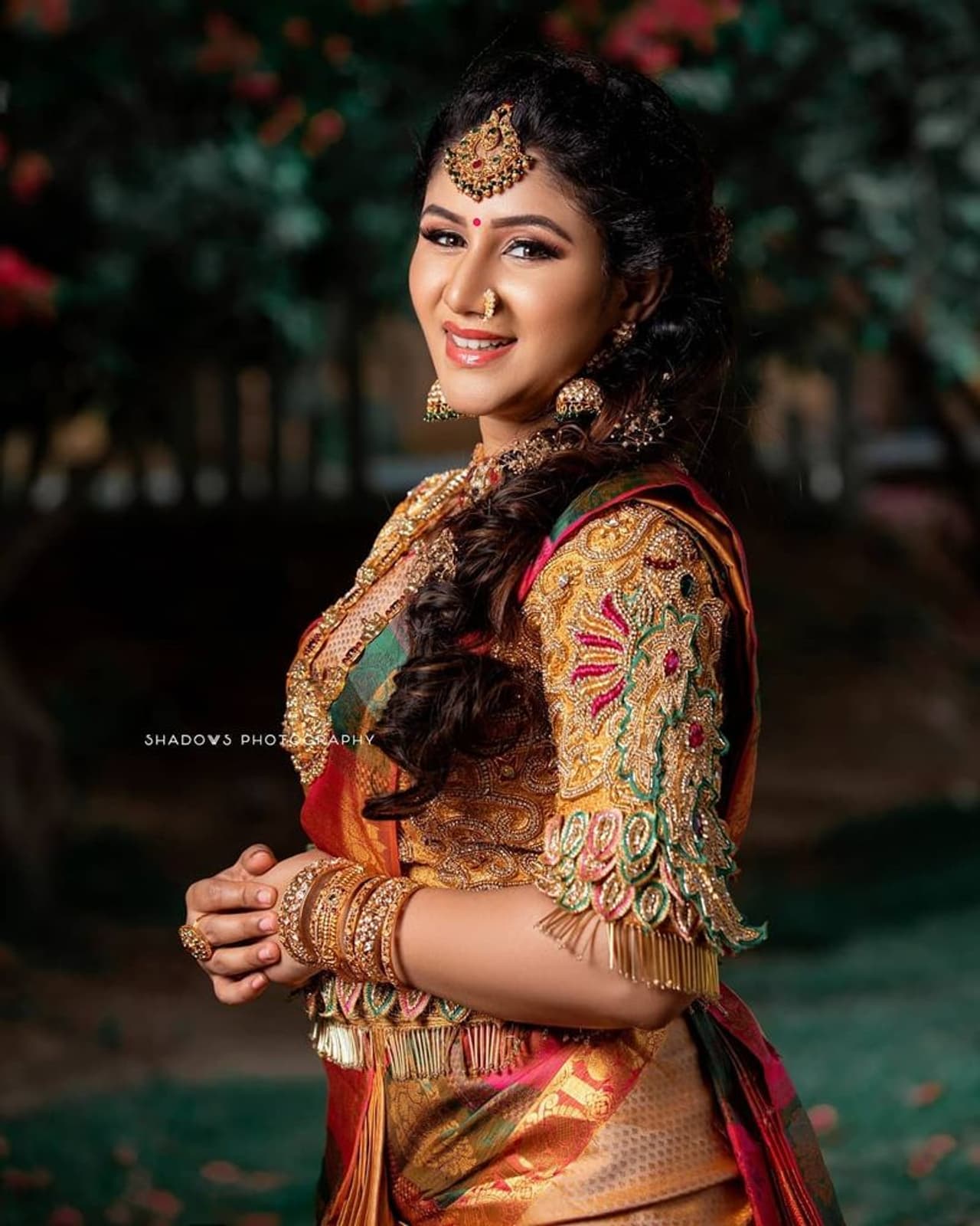 <p>சிரிப்பில் சிதறடிக்கும் ஆல்யா&nbsp;</p>