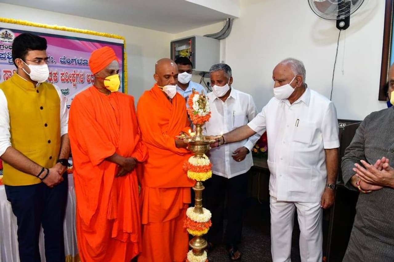 <p>ದೀಪ ಬೆಳಗಿಸುವ ಮೂಲಕ ಸ್ಪರ್ಧಾತ್ಮಕ ಪರೀಕ್ಷಾ ಕೇಂದ್ರ ಹಾಗೂ ಇ ಗ್ರಂಥಾಲಯಕ್ಕೆ ಚಾಲನೆ ನೀಡಿದ ಸಿಎಂ</p>