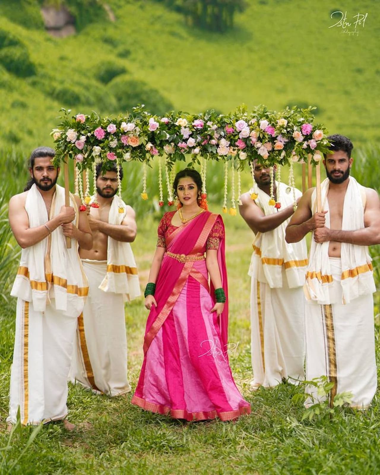 <p>அனிகாவின் இந்த போட்டோ ஷூட் போல தான் காவ்யாவும் எடுத்துள்ளார்.</p> <p>அனிகாவின் இந்த போட்டோ ஷூட் போல தான் காவ்யாவும் எடுத்துள்ளார்.</p>