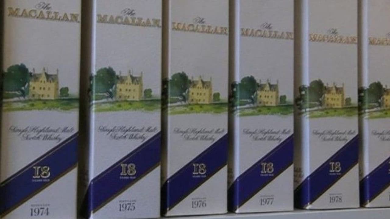 <p>ഒരച്ഛന് മകനു കാത്തുവെച്ച സമ്പാദ്യം. ആ 28 സിംഗിള് മാള്ട്ട് വിസ്കി കുപ്പികളെ ഒറ്റവാക്കില് അങ്ങനെ വിളിക്കാം. ആ സമ്പാദ്യത്തിന്റെ ഗുണം ഒടുവില് മകനെ തേടി എത്തുക തന്നെ ചെയ്തു. </p> <p>ഒരച്ഛന് മകനു കാത്തുവെച്ച സമ്പാദ്യം. ആ 28 സിംഗിള് മാള്ട്ട് വിസ്കി കുപ്പികളെ ഒറ്റവാക്കില് അങ്ങനെ വിളിക്കാം. ആ സമ്പാദ്യത്തിന്റെ ഗുണം ഒടുവില് മകനെ തേടി എത്തുക തന്നെ ചെയ്തു. </p>