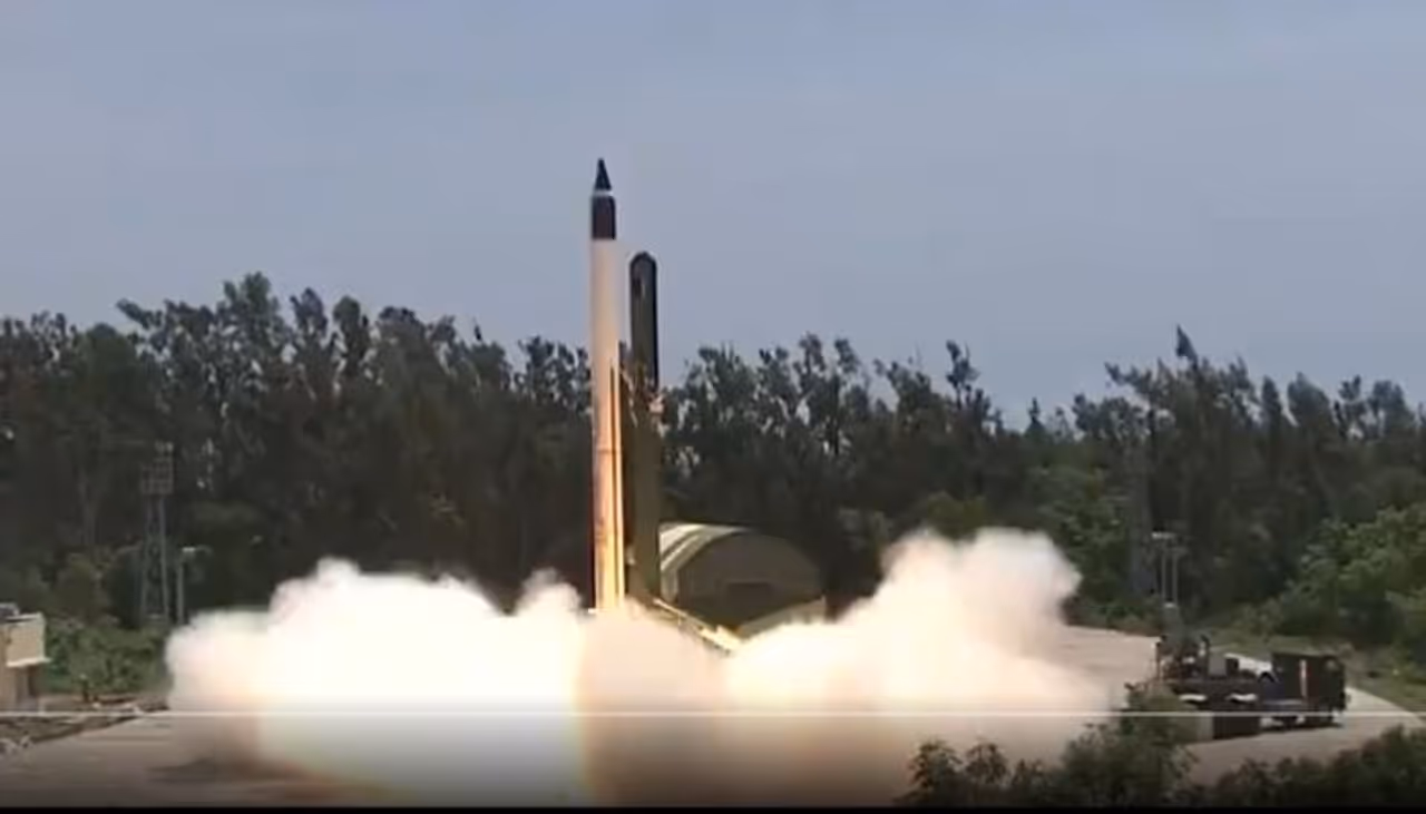 <p>ಒಡಿಶಾದ ಕರಾವಳಿಯ &nbsp;ಡಾ. ಎಪಿಜೆ ಅಬ್ದುಲ್ ಕಲಾಂ ಲಾಂಚ್ ಕಾಂಪ್ಲೆಕ್ಸ್‌ನಿಂದ ಹೈಪರ್ಸಾನಿಕ್ ಟೆಕ್ನಾಲಜಿ ಡೆಮಾನ್‌ಸ್ಟ್ರೇಟೆಡ್ ವೆಹಿಕಲ್ (HSTDV) ಪರೀಕ್ಷೆಯನ್ನು DRDO &nbsp;ಯಶಸ್ವಿಯಾಗಿ ನಡೆಸಿತು. ಸೆಪ್ಟೆಂಬರ್ 7 ರಂದು ಪರೀಕ್ಷೆ ನಡೆಸಲಾಗಿತ್ತು.</p>