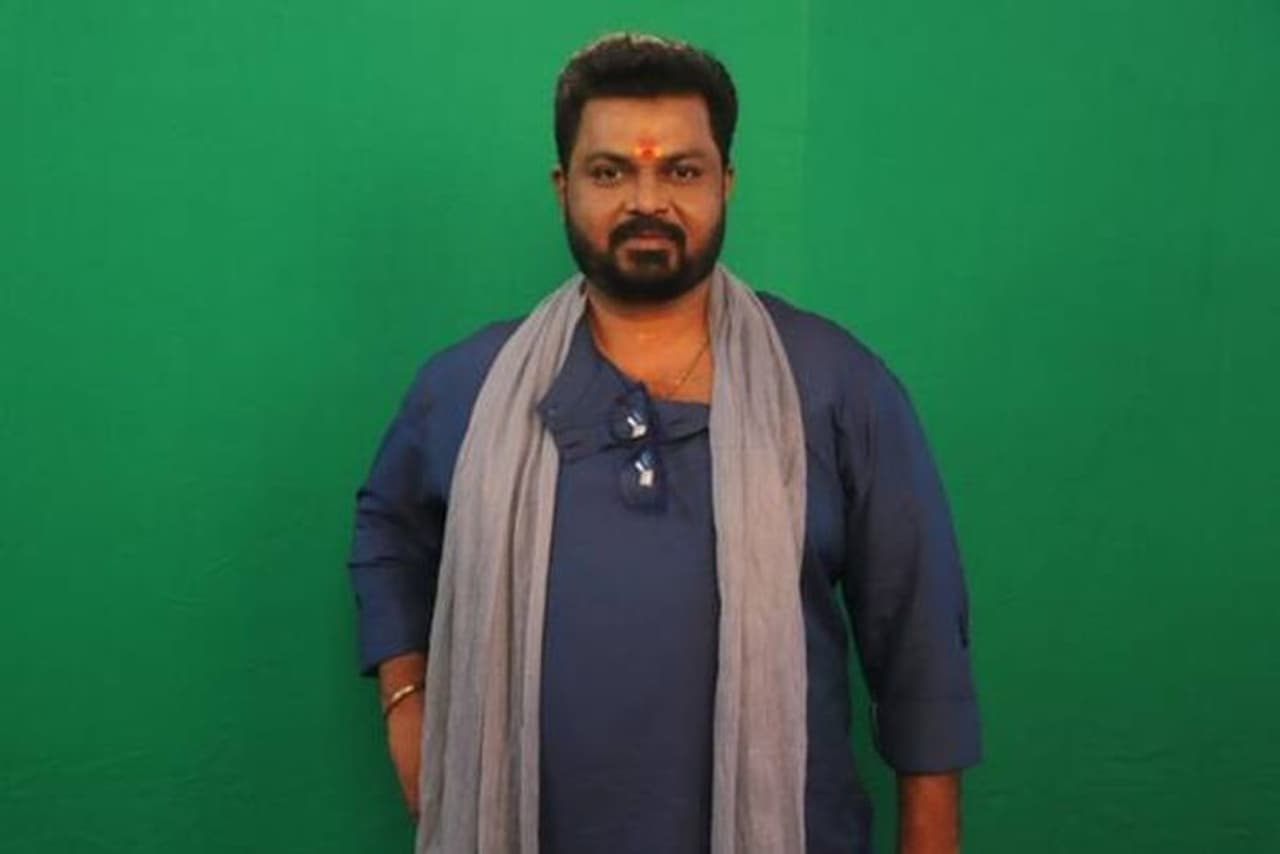 <p style="text align: justify;">சூர்ய கிரண், குழந்தை நட்சத்திரமாக திரையுலகத்தில் அறிமுகமானவர். இவர் பிரபல சீரியல் நடிகை சுஜிதாவின் சகோதரர் என்பது குறிப்பிடத்தக்கது. <br /> </p> <p style="text align: justify;">சூர்ய கிரண், குழந்தை நட்சத்திரமாக திரையுலகத்தில் அறிமுகமானவர். இவர் பிரபல சீரியல் நடிகை சுஜிதாவின் சகோதரர் என்பது குறிப்பிடத்தக்கது. <br /> </p>