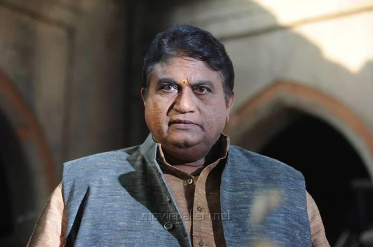 <p style="text align: justify;">జయప్రకాష్ రెడ్డి నటుడు కావడానికి తండ్రి సాంబిరెడ్డినే కారణం. `దున్నపోతుల్లాగా అడ్డగాడిదల్లాగా తిరగక పోతే ఏదైనా మంచి నాటకం రాసి రిహార్సల్ చేసుకోవచ్చుగా` మందలించడంతో తాన నటకాలపై దృష్టి పెట్టానని జయప్రకాష్ రెడ్డి తెలిపారు. నట జీవితానికి వాళ్ళ నాన్నే ఆదర్శమట. </p> <p style="text align: justify;">జయప్రకాష్ రెడ్డి నటుడు కావడానికి తండ్రి సాంబిరెడ్డినే కారణం. `దున్నపోతుల్లాగా అడ్డగాడిదల్లాగా తిరగక పోతే ఏదైనా మంచి నాటకం రాసి రిహార్సల్ చేసుకోవచ్చుగా` మందలించడంతో తాన నటకాలపై దృష్టి పెట్టానని జయప్రకాష్ రెడ్డి తెలిపారు. నట జీవితానికి వాళ్ళ నాన్నే ఆదర్శమట. </p>