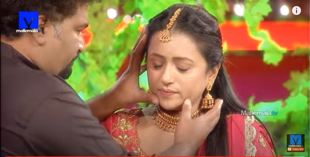 <p>Photo Courtesy: Mallemala Entertainments</p><p>టాలీవుడ్లో నెంబర్ వన్ యాంకర్ ఎవరు అంటూ టక్కున గుర్తొచ్చే పేరు సుమ. ప్రస్తుతం టీవీ రియాలిటీ షోస్ నుంచి సినీ వేడుకలకు వరకు ఆమె వ్యాఖ్యతగా వ్యవహరిస్తోంది. అదే సమయంలో ఓ యూట్యూబ్ ఛానల్ను కూడా నిర్వహిస్తోంది. వృతి పరంగా ఎంతో బిజీగా ఉంటున్న సుమ వ్యక్తిగత జీవితం మీద చాలా వార్తలు వినిపిస్తున్నాయి.</p> <p>Photo Courtesy: Mallemala Entertainments</p><p>టాలీవుడ్లో నెంబర్ వన్ యాంకర్ ఎవరు అంటూ టక్కున గుర్తొచ్చే పేరు సుమ. ప్రస్తుతం టీవీ రియాలిటీ షోస్ నుంచి సినీ వేడుకలకు వరకు ఆమె వ్యాఖ్యతగా వ్యవహరిస్తోంది. అదే సమయంలో ఓ యూట్యూబ్ ఛానల్ను కూడా నిర్వహిస్తోంది. వృతి పరంగా ఎంతో బిజీగా ఉంటున్న సుమ వ్యక్తిగత జీవితం మీద చాలా వార్తలు వినిపిస్తున్నాయి.</p>